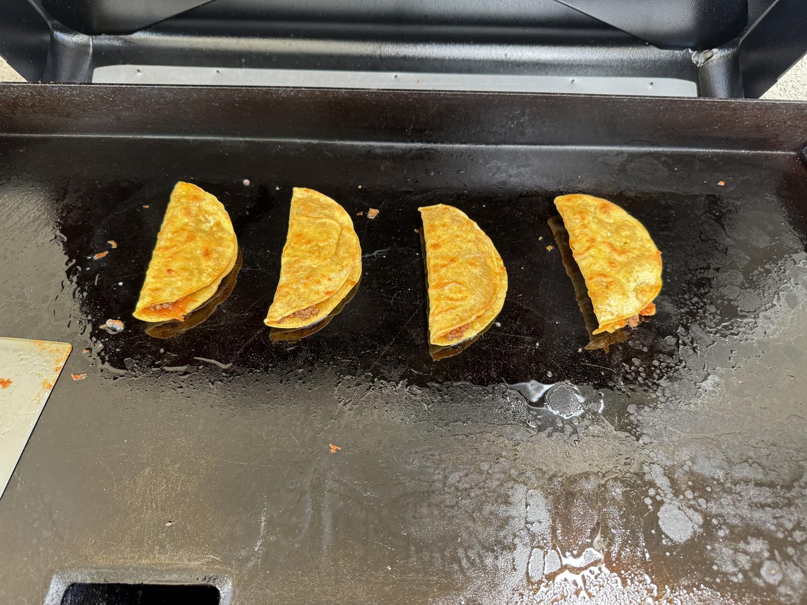 Traeger Grills Flatrock, 33 Inch Flat Top Griddle, Outdoor Gas Grill with 3-Zone TruZone Cooking, Even Heat, Fuel Sensor, and EZ-Clean Grease Management, Premium Propane Griddle for Outdoor Cooking customer photo 2
