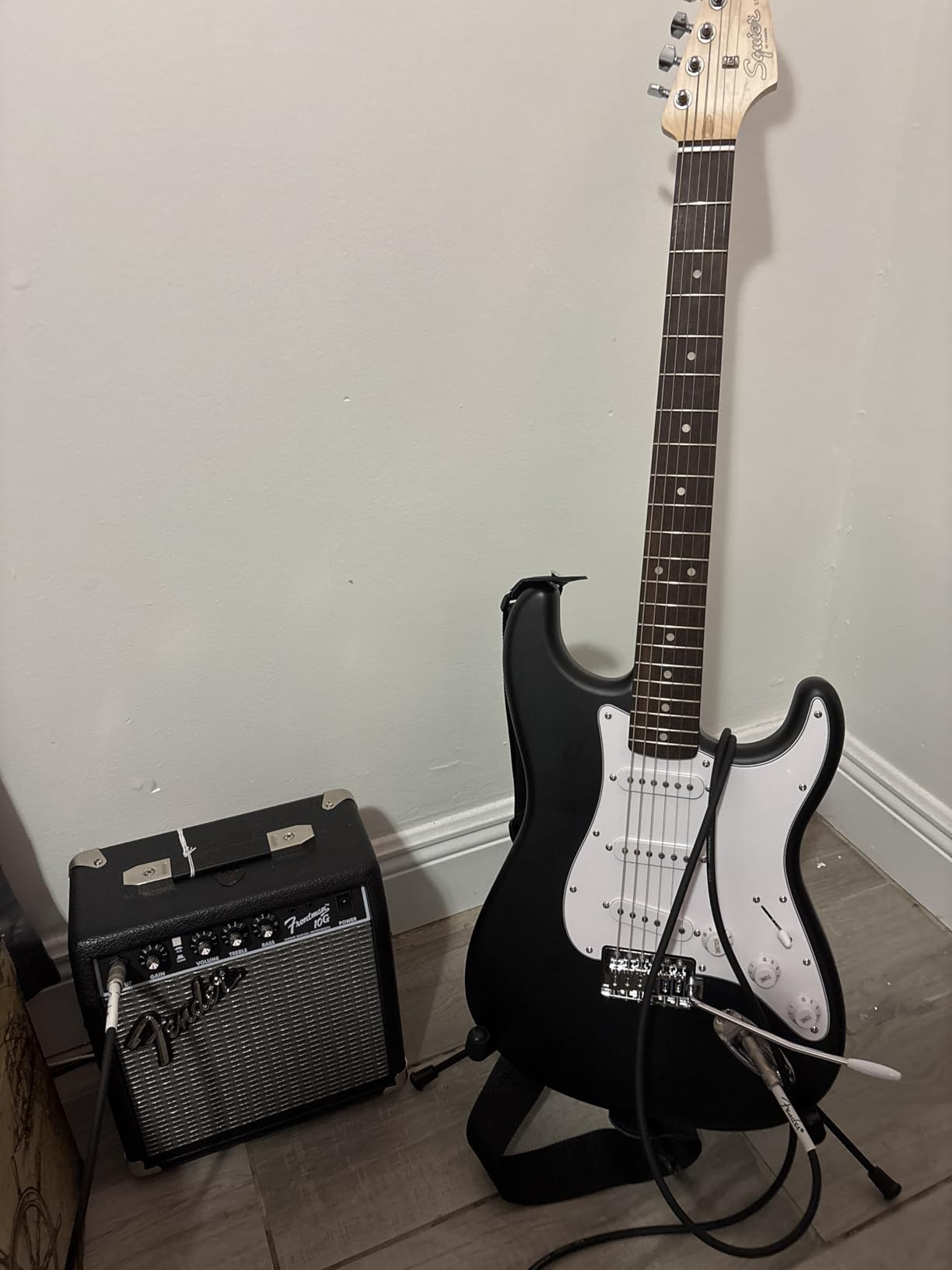 Fender Squier Debut Series Stratocaster Electric Guitar Kit, Beginner Guitar Kit, with 2-Year Warranty, with Padded Gig Bag, Frontman 10G Amp, Strap, and More, Includes Free Lessons, Black customer photo 1