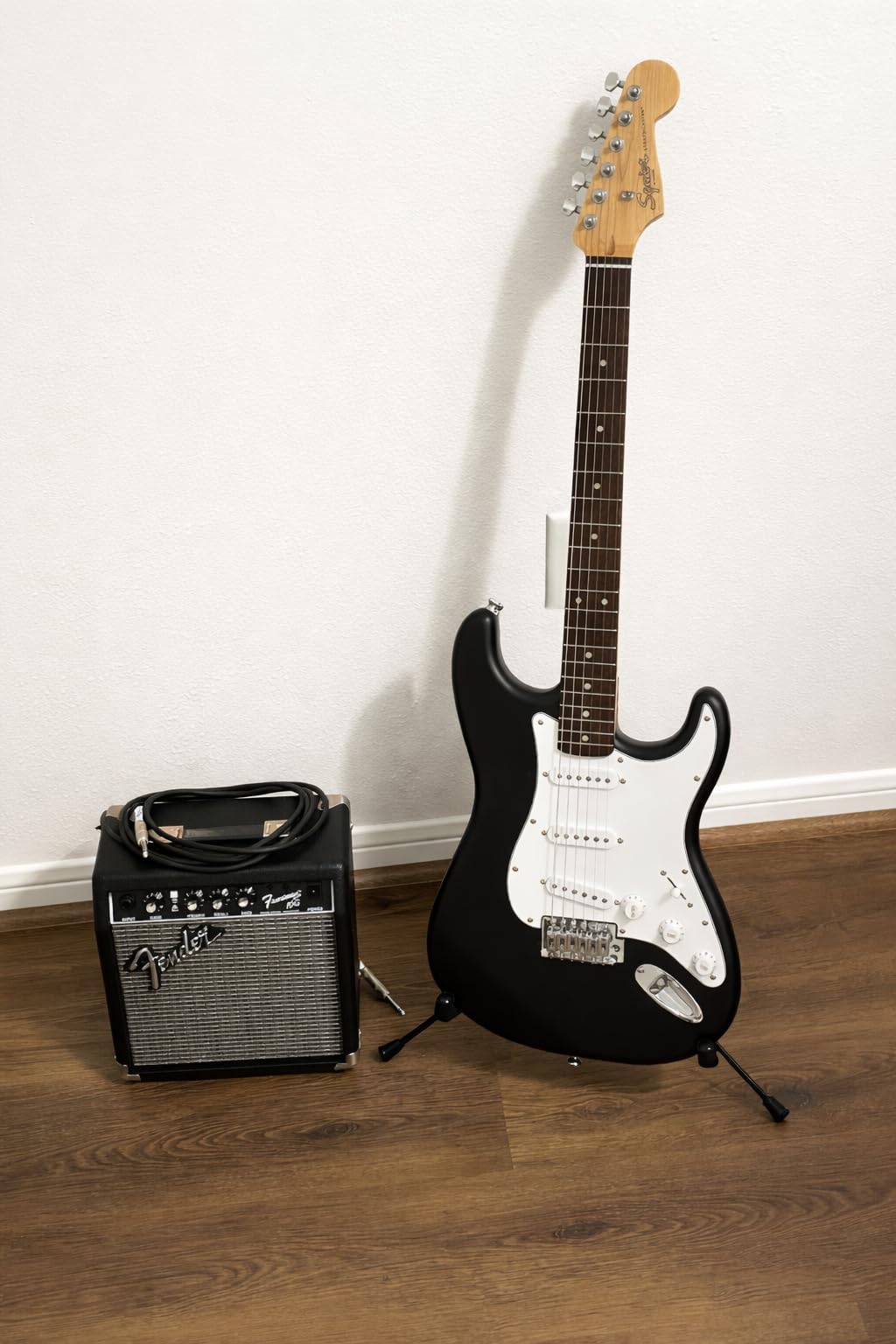 Fender Squier Debut Series Stratocaster Electric Guitar Kit, Beginner Guitar Kit, with 2-Year Warranty, with Padded Gig Bag, Frontman 10G Amp, Strap, and More, Includes Free Lessons, Black customer photo 2