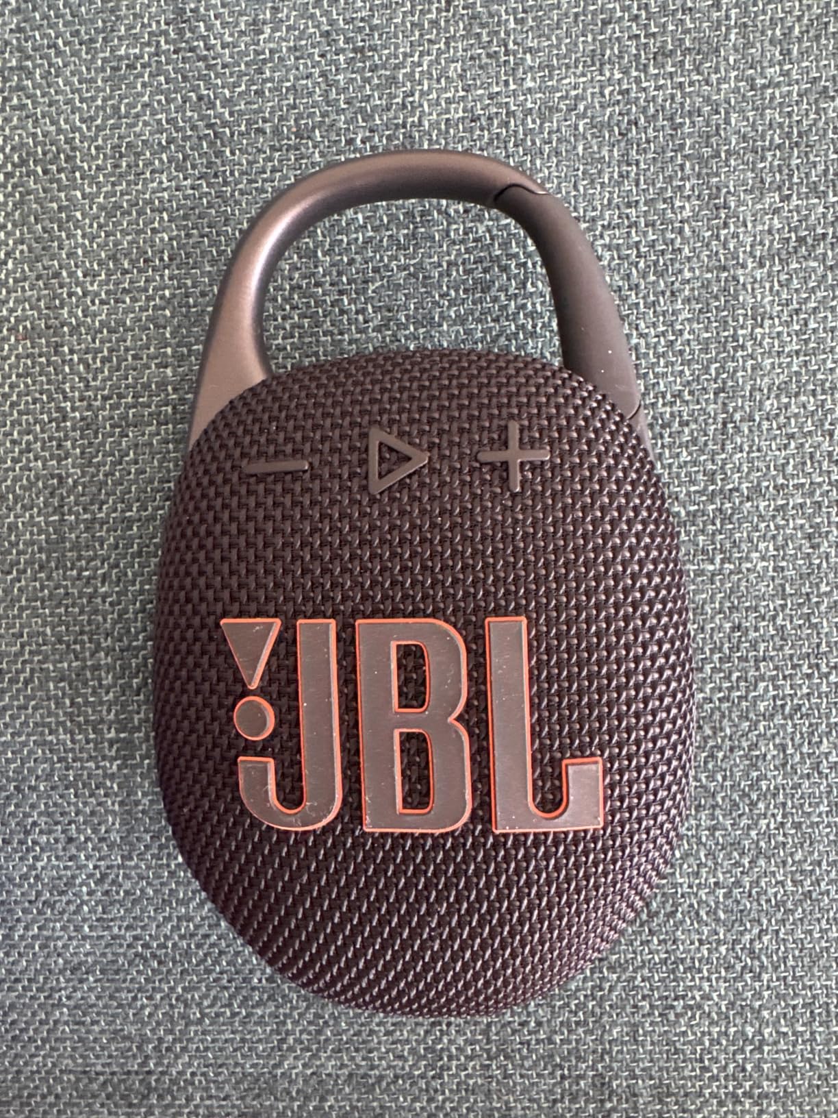 JBL Clip 5 - Ultra-Portable, Waterproof & Dustproof Bluetooth Speaker, Big JBL Pro Sound with Punchy bass, Integrated Carabiner, Up to 12 Hours of Play, Made in Part with Recycled Materials (Black) customer photo 2