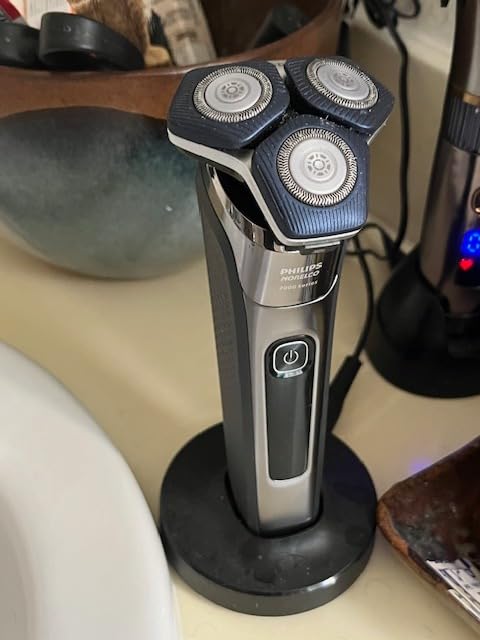 Philips Norelco Shaver 7300, Rechargeable Wet & Dry Electric Shaver with SenseIQ Technology, Pop-up Trimmer, Charging Stand, Click-on Nose Trimmer, & Travel Case, S7887/92 customer photo 2