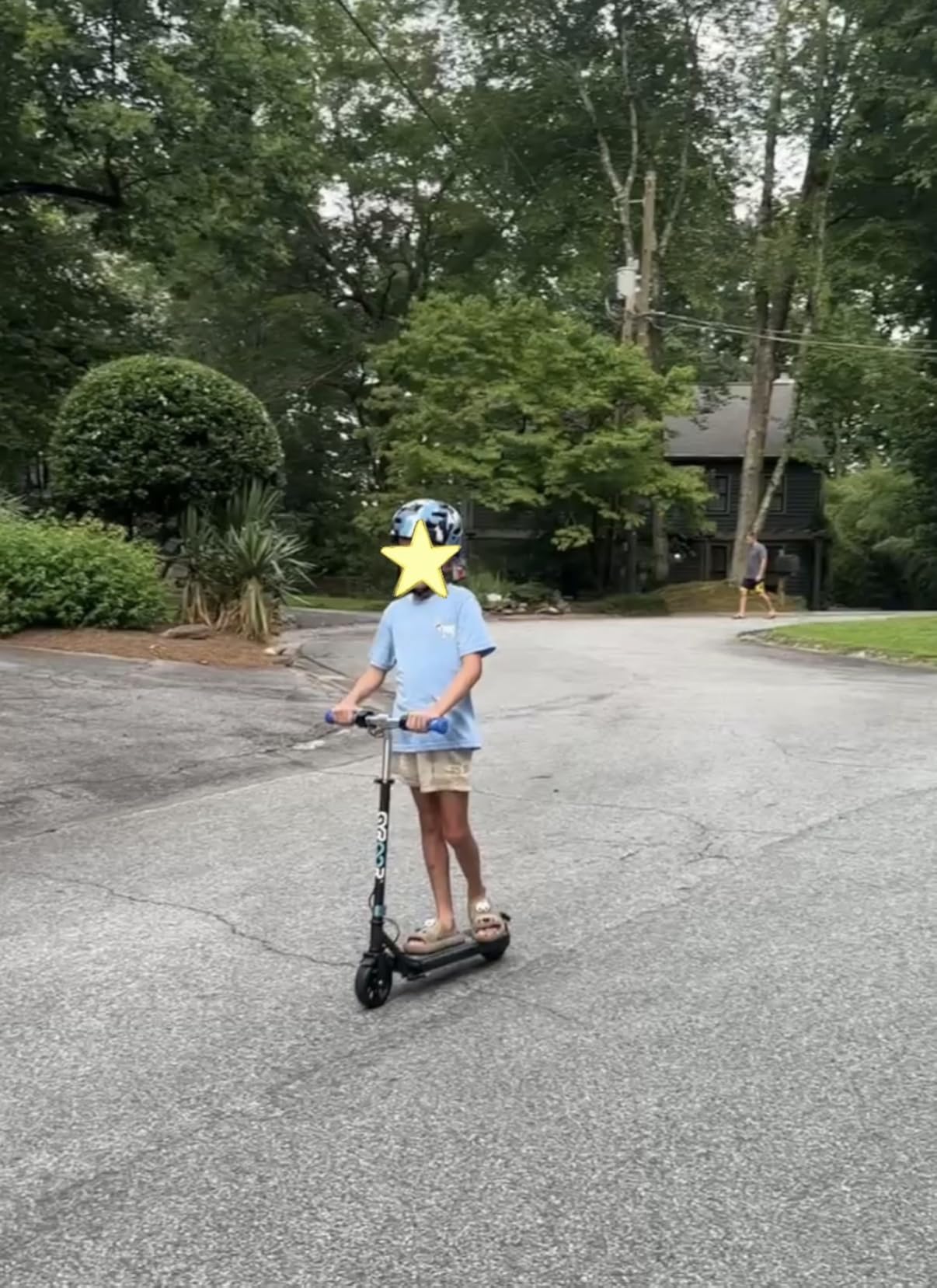 Gyroor H30 Max Electric Scooter for Kids, LED Display, 150W Powerful Motor, Dual Brake System, Adjustable Height and Speed, Best Presents for Kids customer photo 1