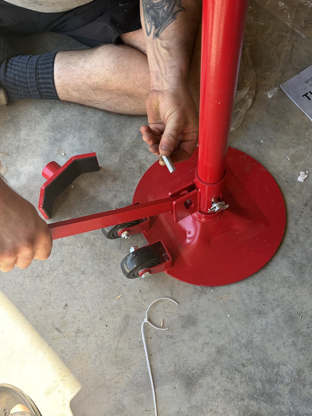 VEVOR 1/2Ton/1100lbs Capacity Hydraulic Transmission Jack, Car & Truck Compatible, 33.5-67 Inch Lift Range, 2-Stage Jack Stand with Foot Pedal, 360 Swivel Wheel, Red customer photo 1