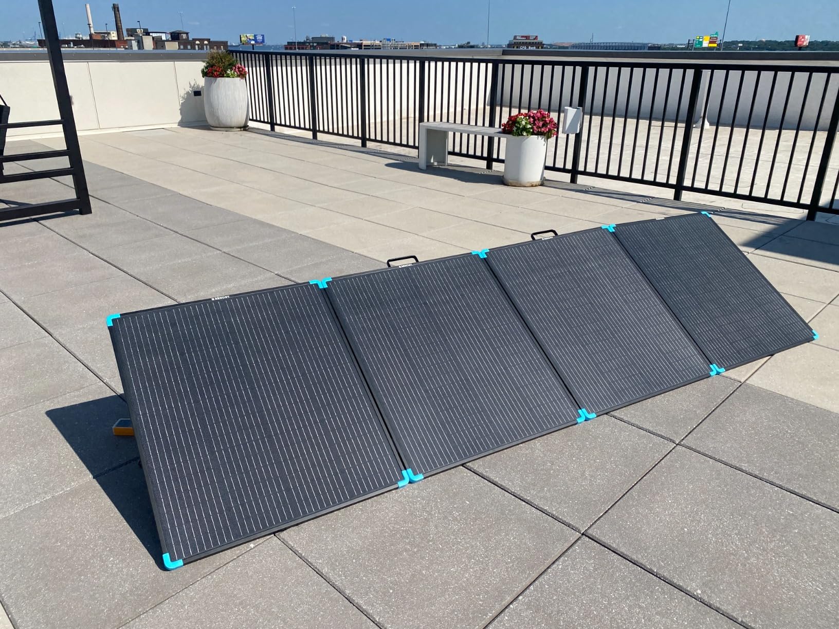 Renogy 400W Portable Solar Panel Suitcase, 23% High Efficiency Foldable Solar Charger for Power Station, Durable for Decades, with Sturdy Kickstands, IP67 Waterproof for RV Camping Off-Grid Blackouts customer photo 1