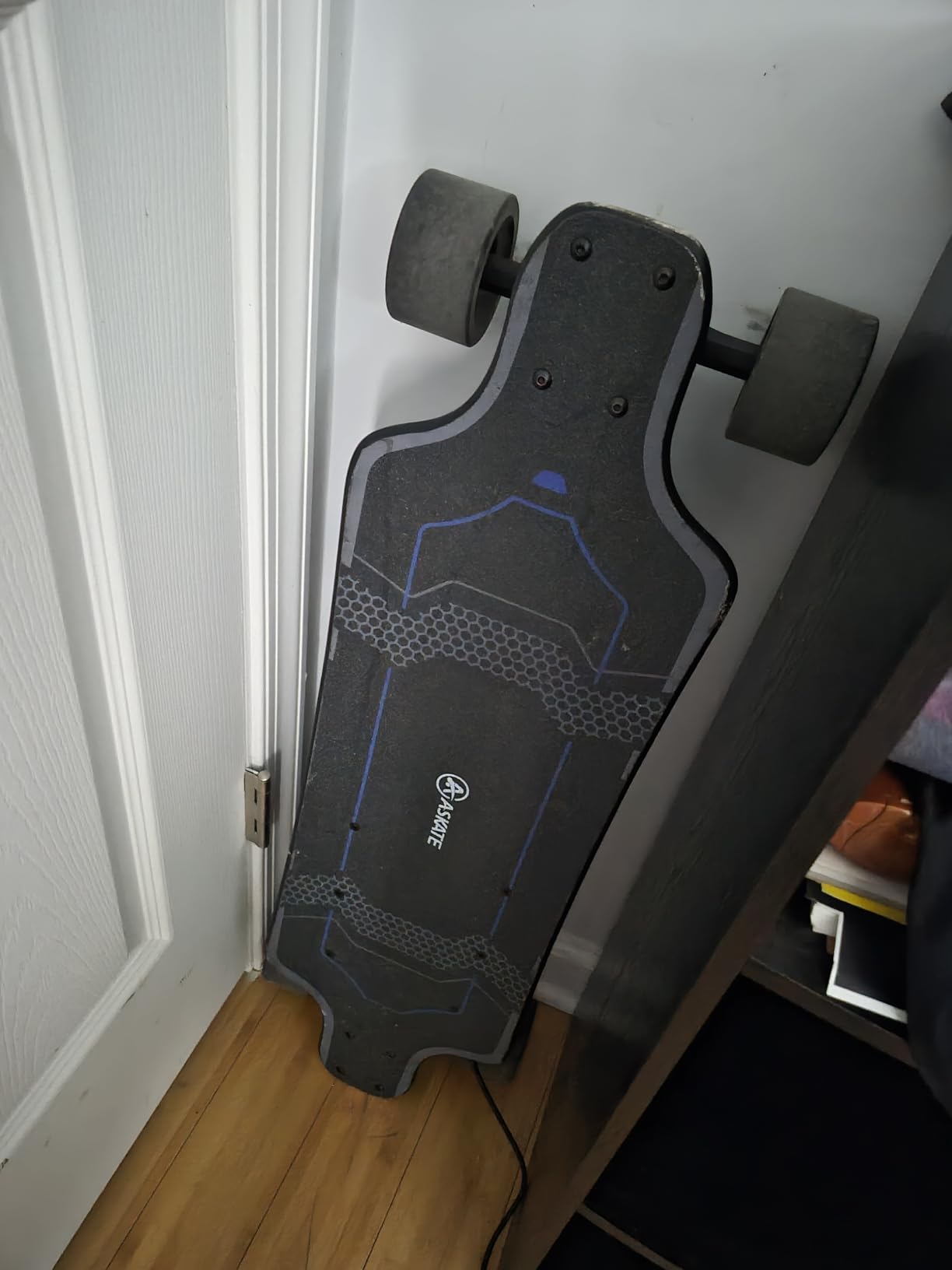 A1 Electric Skateboard with Remote, Range Up to 17 Miles/24, 8 Ply Canadian Maple, Smooth Breaking, Suitable for Younger Beginners customer photo 1