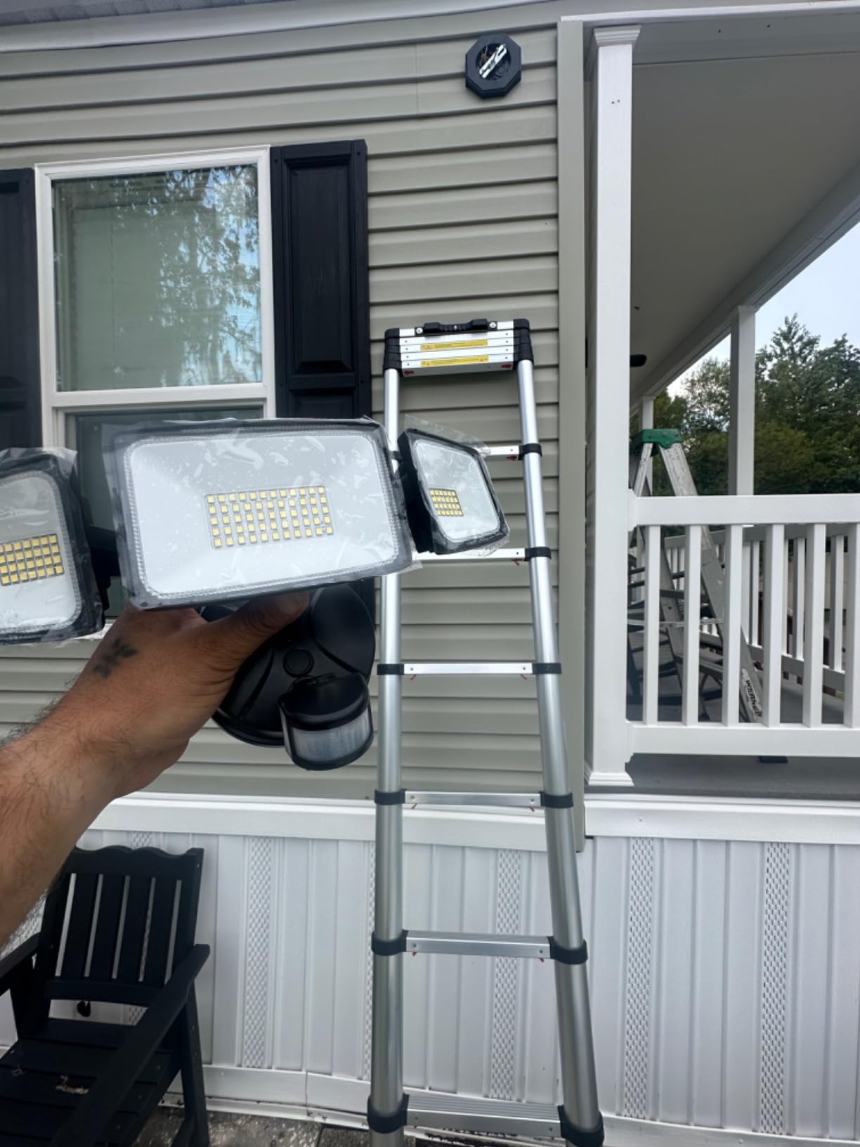 VEVOR Telescoping Ladder 10.5 FT Aluminum Extension Ladder (375 LBS Capacity, One-Button Retraction, Collapsible & Portable with Non-Slip Feet for Home, RV, Loft, ANSI Listed) customer photo 1