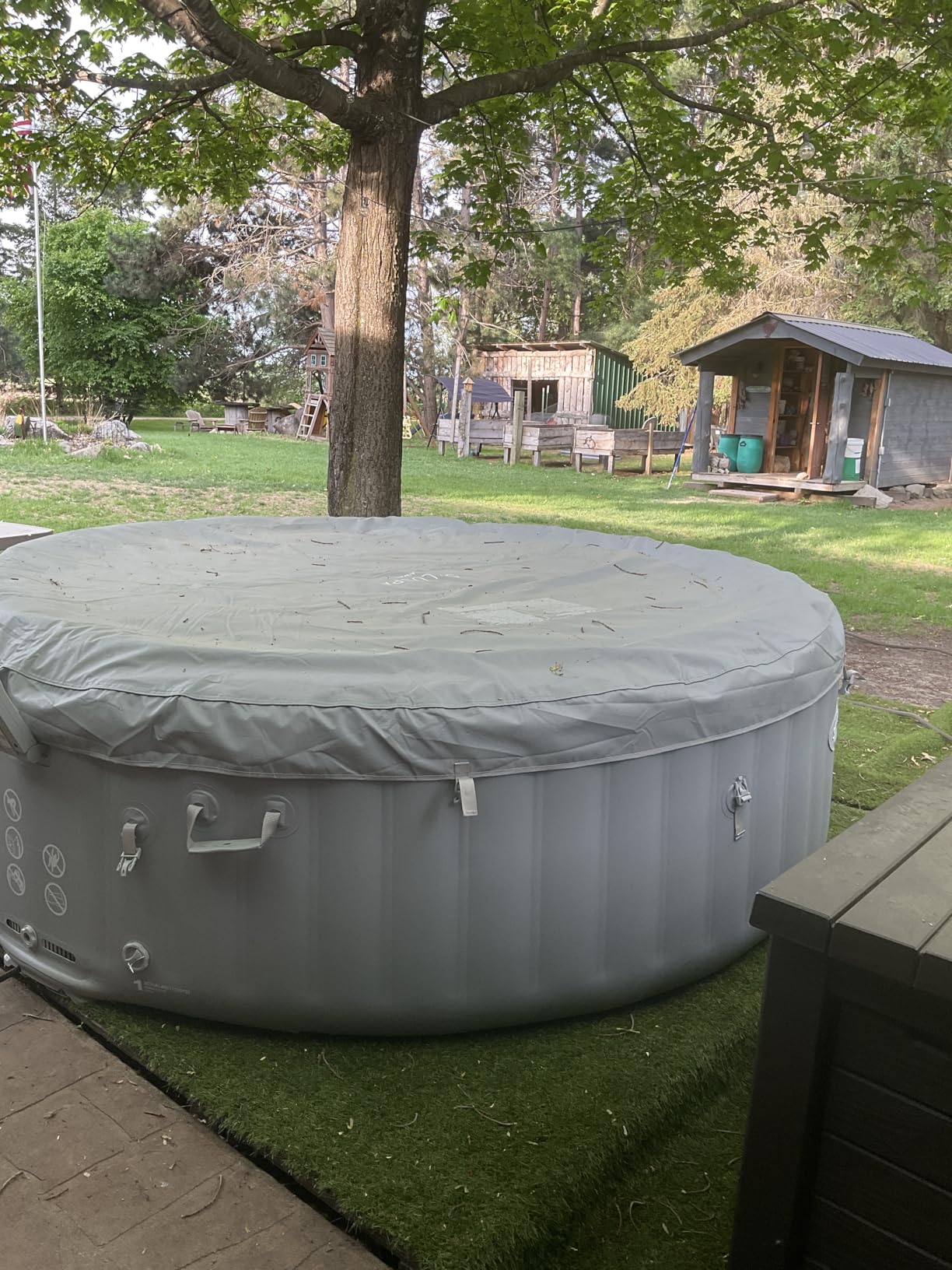 Bestway SaluSpa Hawaii 6 to 8 Person Inflatable Hot Tub, Round Energy-Efficient Portable Outdoor Spa with 190 AirJets, 93