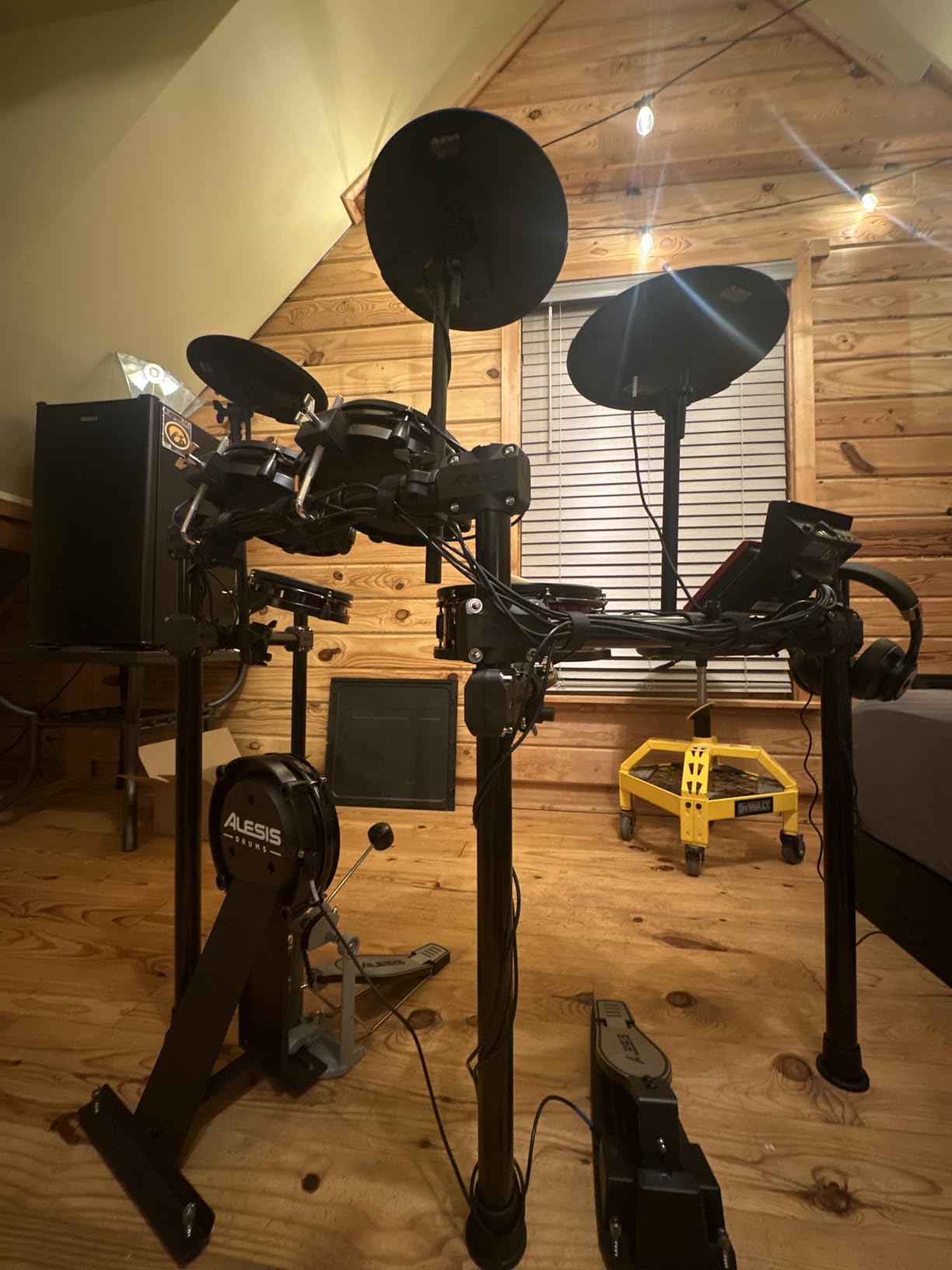 Alesis Nitro Pro Electric Drum Set with Dual-Zone Quiet Mesh Pads, 500+ Authentic BFD Sounds, Bluetooth, Drumeo, USB MIDI, Double Kick Compatible customer photo 1