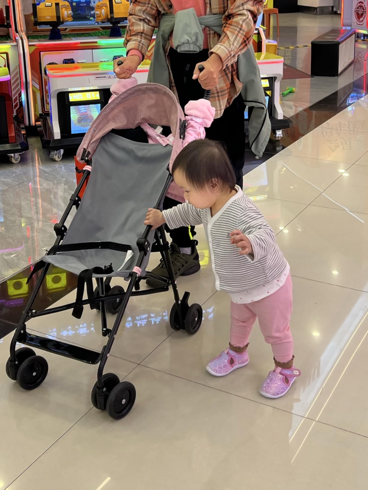 Dream On Me Aero Travel Umbrella Stroller, One-Hand Quick Fold, 3-Point Safety Harness, Dual Brakes, Adjustable Removable Canopy, Lightweight Compact & Space-Saving for Infants and Toddlers - Black customer photo 2