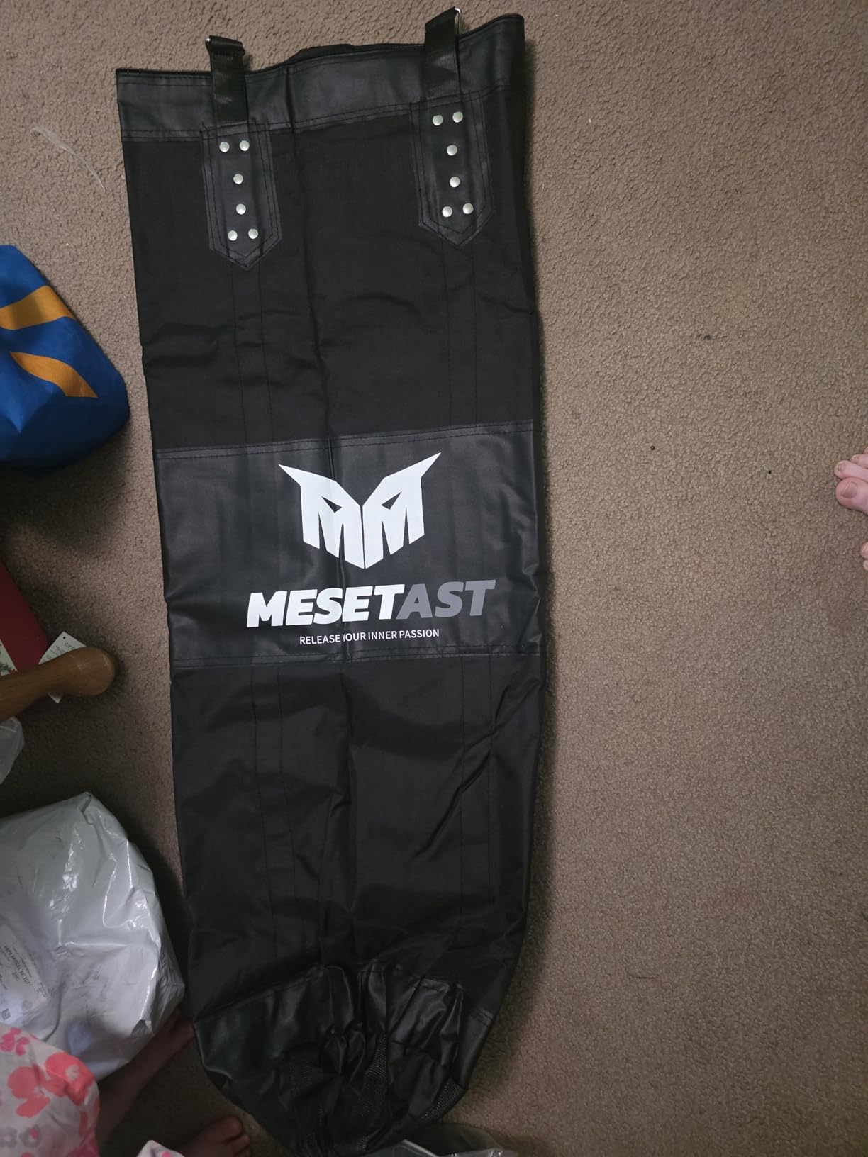 Mesetast Punching Bag for Adults, 4ft Heavy Boxing Bag Set with 12 OZ Gloves for MMA Karate Kickboxing Boxing - Unfilled customer photo 2