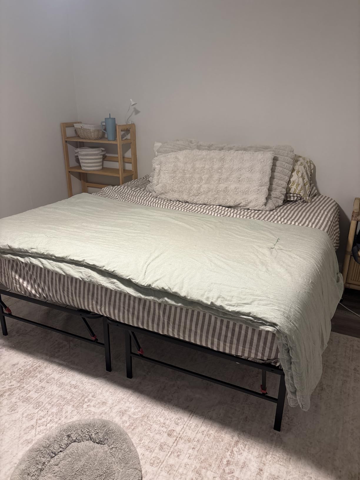 Amazon Basics Metal Bed Frame, Non-Foldable Platform with Under-Bed Storage Space, Durable Steel, Protective Floor Pads, Easy Assembly, Queen, 60W x 80L in, Black customer photo 2