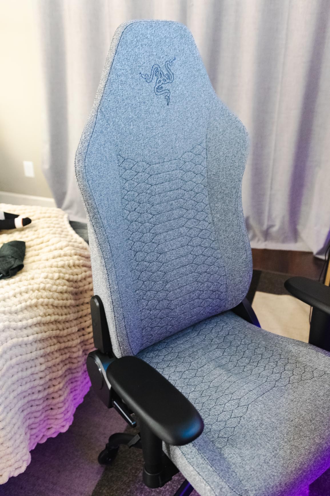 Razer Iskur V2 X Ergonomic Gaming Chair: Built-in Lumbar Support - Widened Seat Base - High Density Foam Cushions - Adjustable 152 Degree Recline - 2D Armrests - Plush Fabric Finish - Black customer photo 1