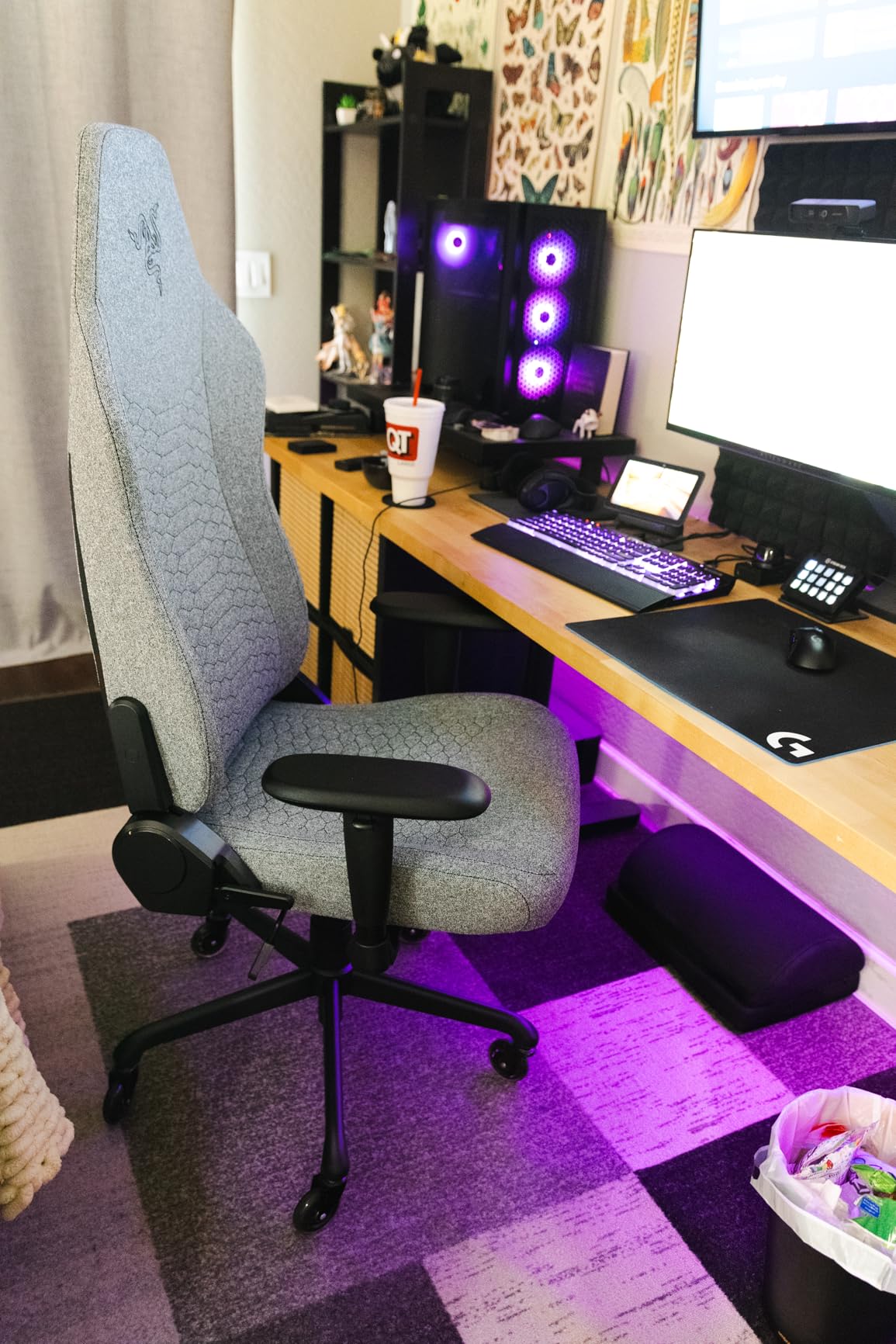 Razer Iskur V2 X Ergonomic Gaming Chair: Built-in Lumbar Support - Widened Seat Base - High Density Foam Cushions - Adjustable 152 Degree Recline - 2D Armrests - Plush Fabric Finish - Black customer photo 2