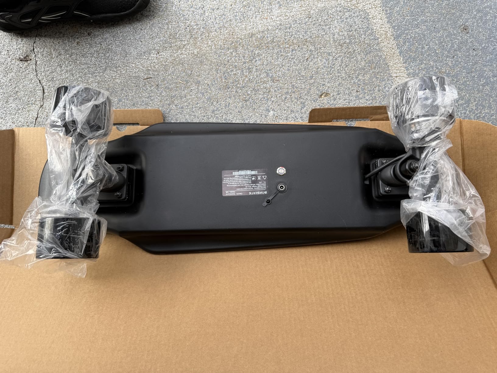 M8 Electric Skateboard with Remote, 15Mph Top Speed, 9 Miles Range, 400 Hub-Motor, Skateboard for Adults & Teens customer photo 2