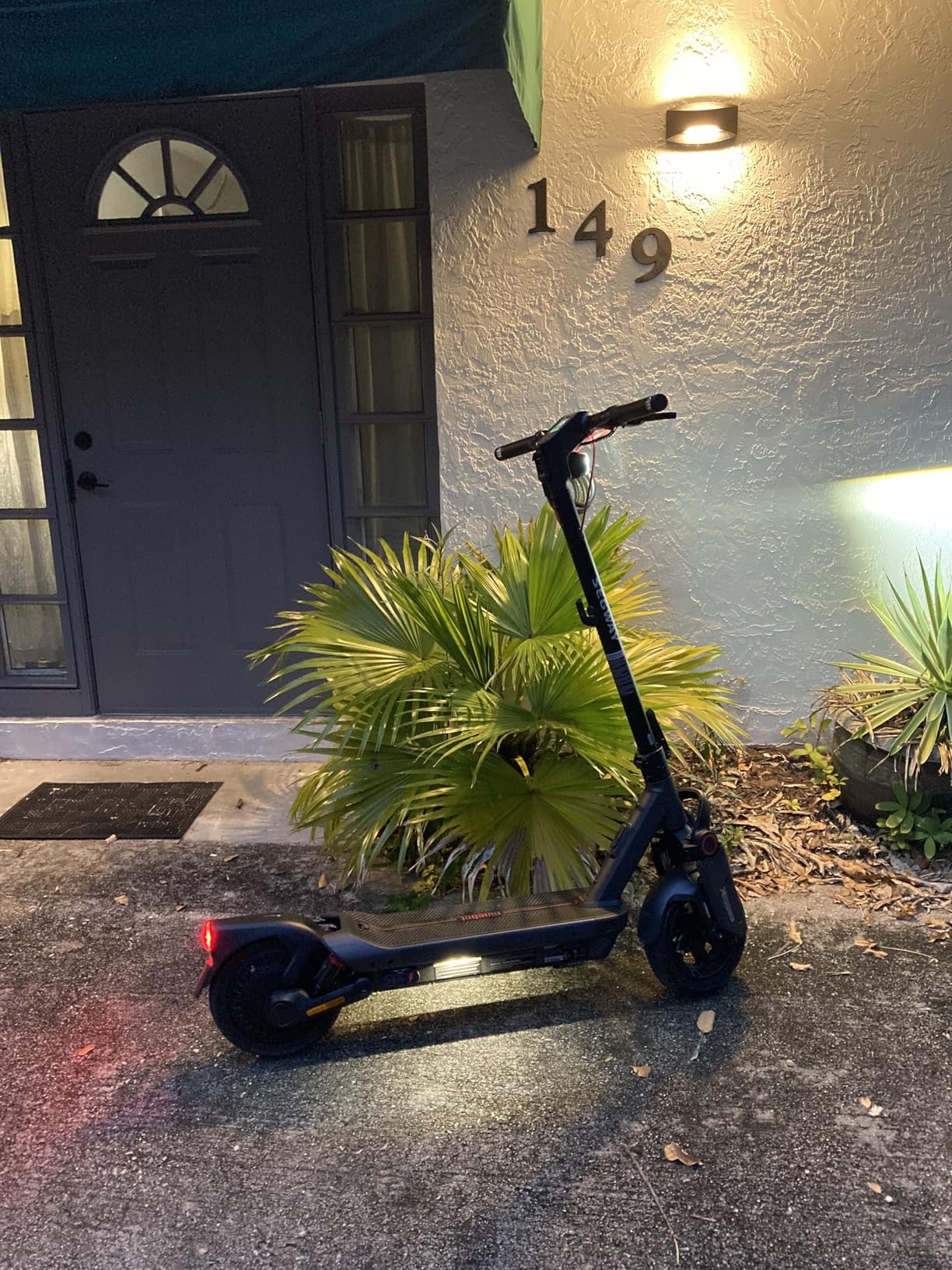 Ninebot MAX Series Electric Scooter, Up to 22-28 MPH, Long Range, Dual Suspension & Braking System, Fast Charging, Scooter for Adults, UL-2272 2271 Certified (G2/G3) customer photo 2