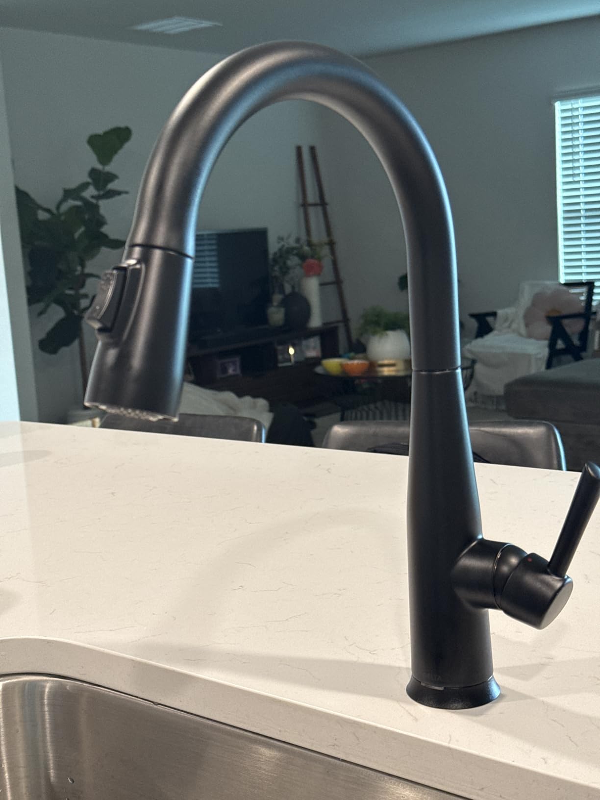 Delta Faucet Essa Touchless Kitchen Faucet with Touch Technology, Brushed Nickel Kitchen Sink Faucet with Pull Down Sprayer, Arctic Stainless customer photo 2