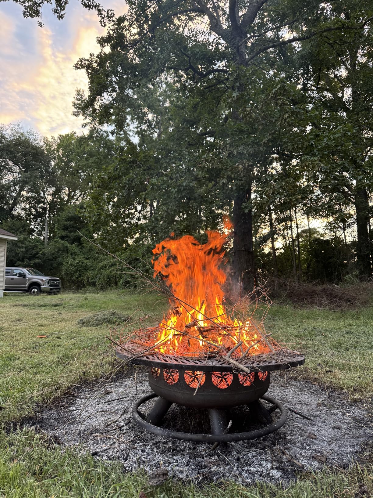 Verdeluxe 47 Inch Outdoor Fire Pit with 2 Grills, Extra Large BBQ Firepits for Outside, Metal Round Fire pits with Lid&Fire Poker,3 in 1 Wood Burning Outdoor Fireplaces for Backyard,Patio,Bonfire customer photo 1