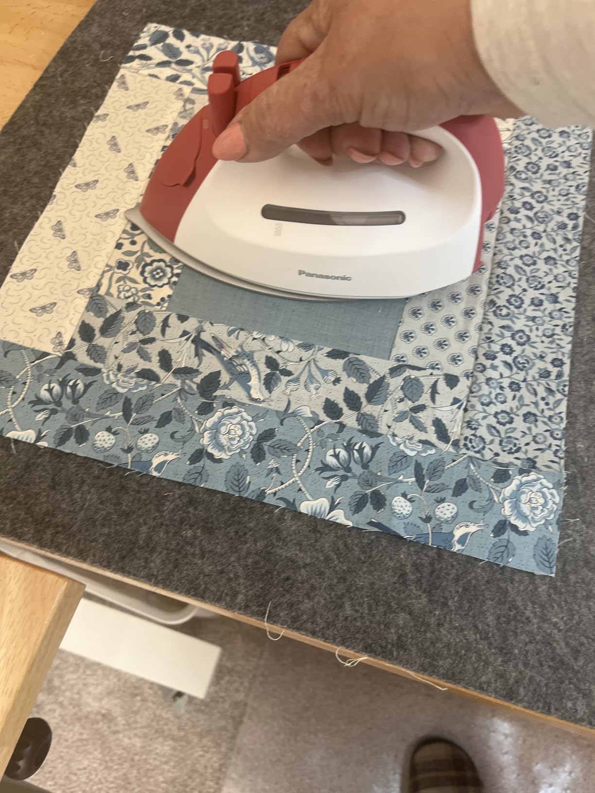 Panasonic Cordless Steam Iron, Compact, Light, with Charging Station NI-QL300G customer photo 2