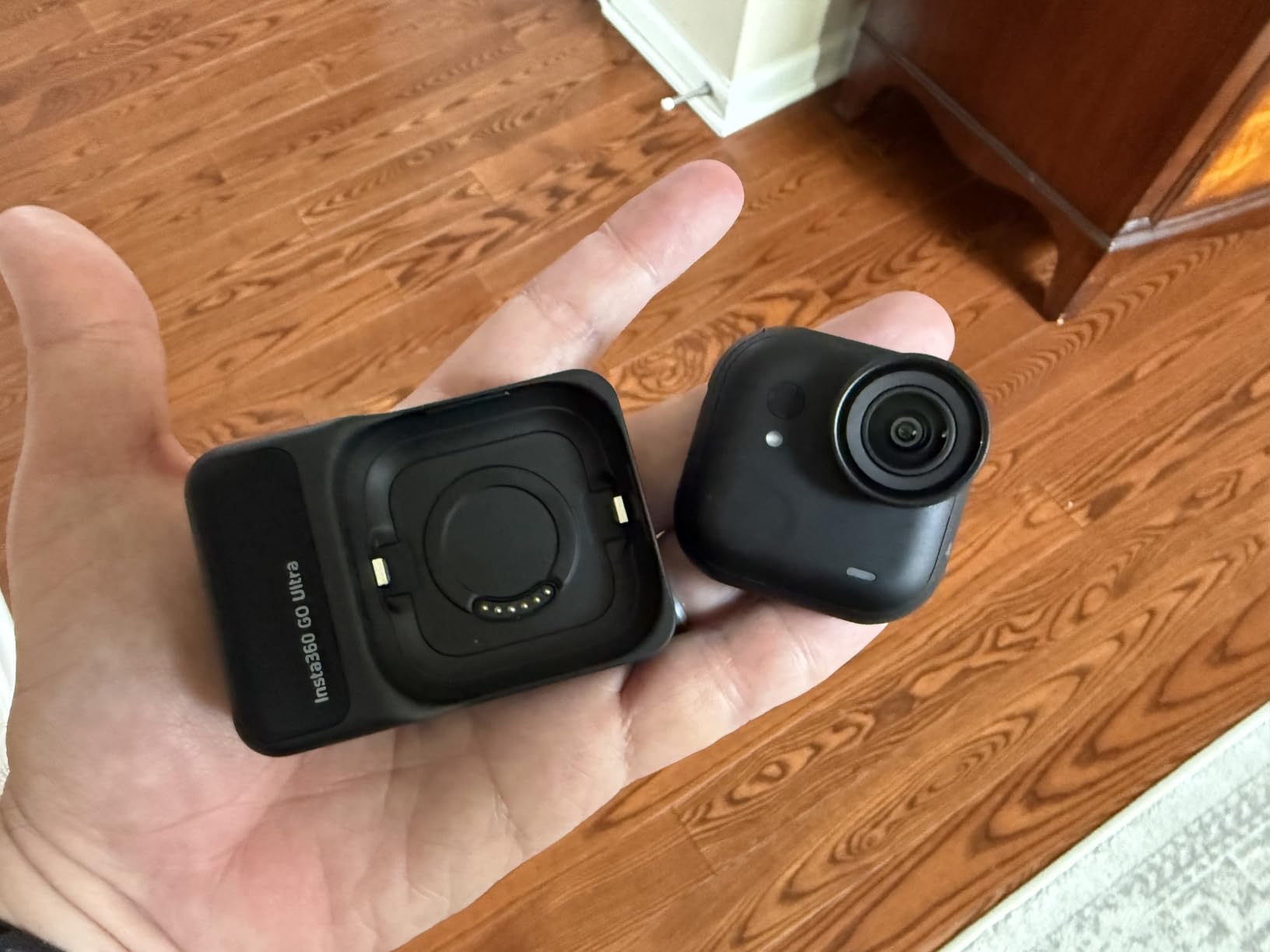 Insta360 GO Ultra - Small 4K Vlogging Camera, Hands-Free, POV Cam, 1/1.28