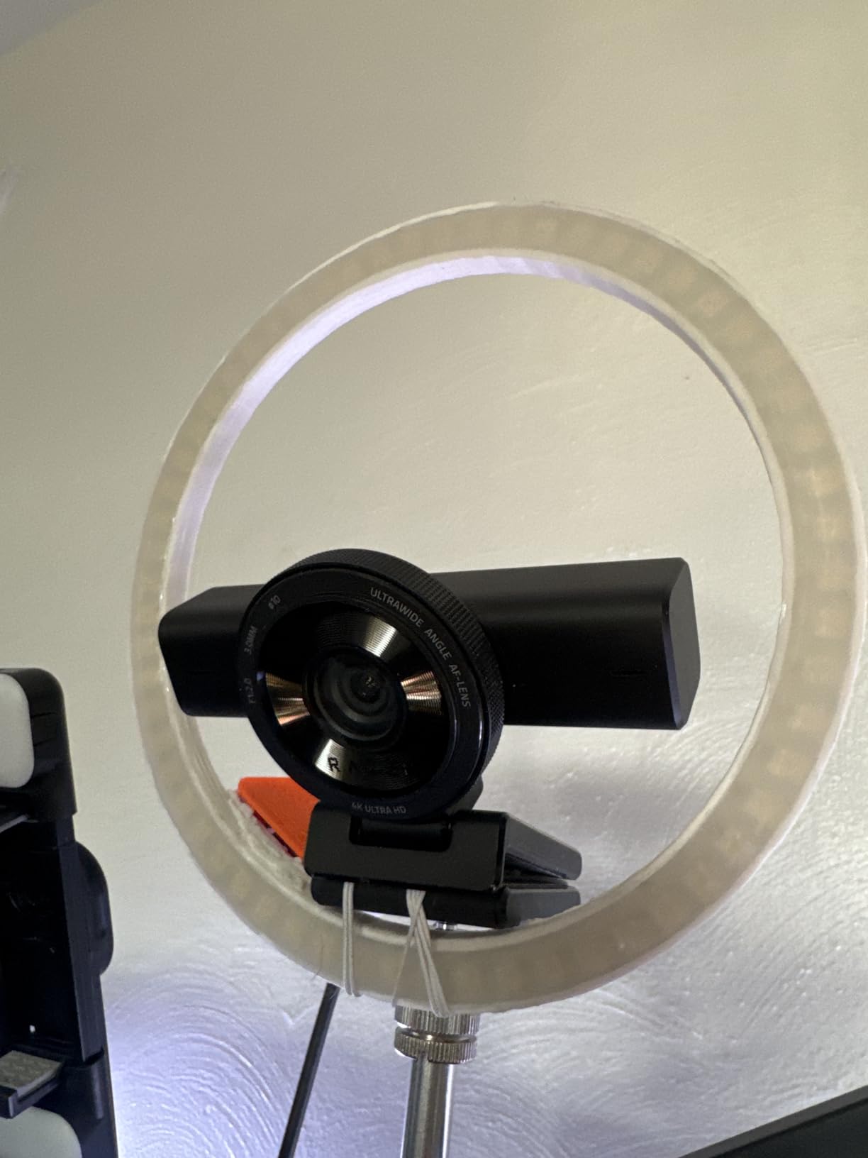 Razer Kiyo V2 Streaming Webcam: 4K 30 FPS, 1080p 60 FPS - AI Powered Auto-Framing - Built-in Microphone - Ultrawide Angle Lens - Privacy Cover - Works with OBS, Xsplit, Discord, Zoom, Teams - Black customer photo 2