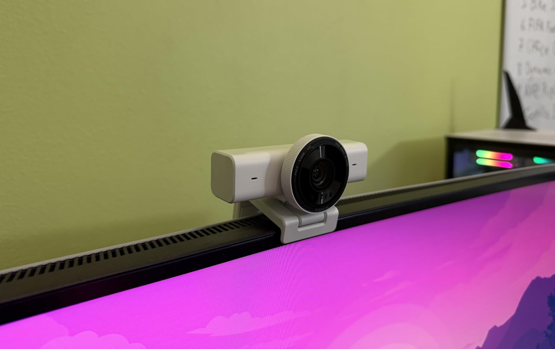Razer Kiyo V2 X Streaming Webcam: 1440p 60 FPS - Auto Focus - Built-in Microphone - Wide Angle Lens - Integrated Privacy Shutter - Works with OBS, Xsplit, Streamlabs, Discord, Zoom, Teams - Black customer photo 1