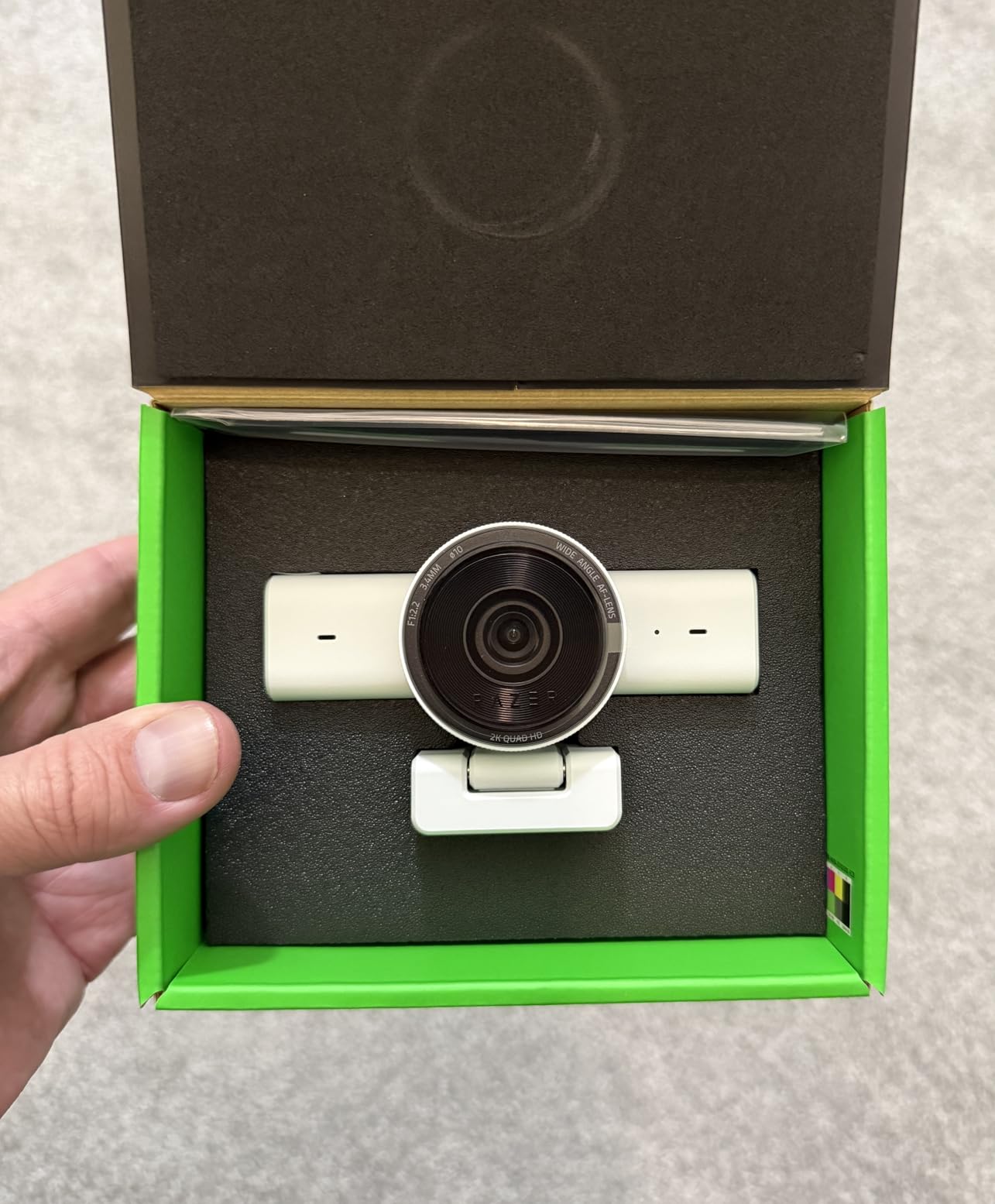 Razer Kiyo V2 X Streaming Webcam: 1440p 60 FPS - Auto Focus - Built-in Microphone - Wide Angle Lens - Integrated Privacy Shutter - Works with OBS, Xsplit, Streamlabs, Discord, Zoom, Teams - Black customer photo 2