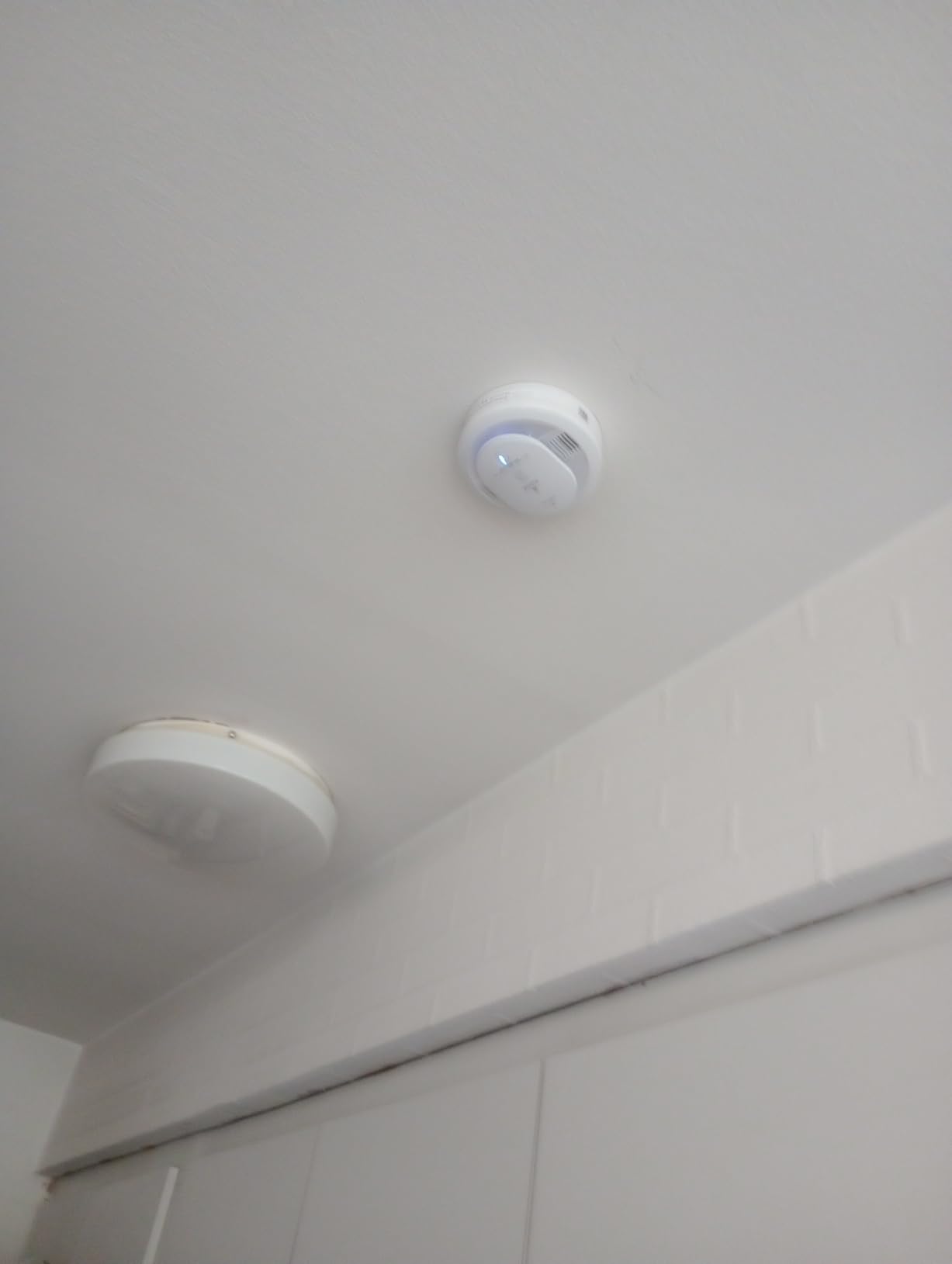 Kidde Smart Smoke Detector, Ring App Enabled for Real-Time Notifications, Wire-Free Interconnectivity, AA Battery Powered customer photo 1