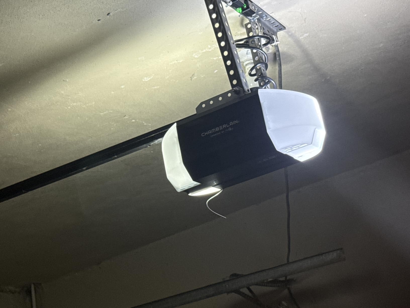 Chamberlain Garage Door Opener 3/4 HP Belt Drive myQ Garage Door Opener with Fixed Camera, Battery Backup, 2-Bulb LED Lighting customer photo 1