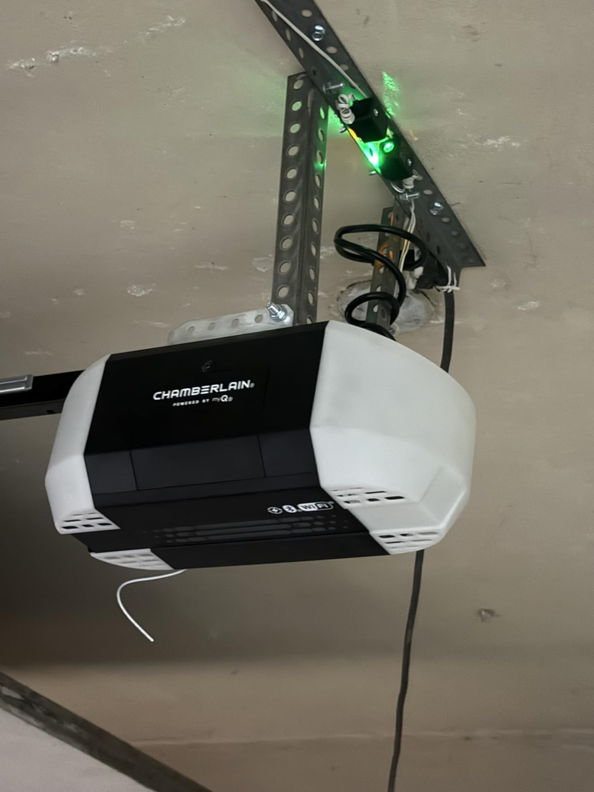 Chamberlain Garage Door Opener 3/4 HP Belt Drive myQ Garage Door Opener with Fixed Camera, Battery Backup, 2-Bulb LED Lighting customer photo 2