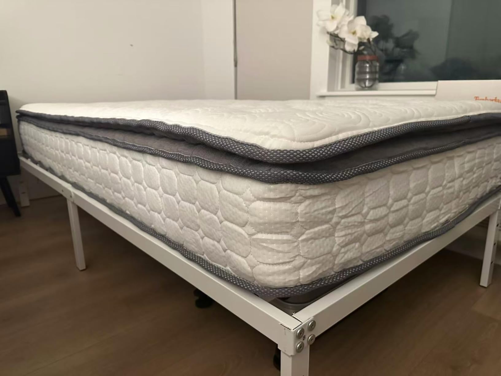 Vesgantti Queen Mattresses 12 Inch Hybrid Pillow Top Queen Size Mattress in a Box, Memory Foam and Pocket Coil Innerspring Mattresses, Cooling & Silent Sleep, Pressure Relief, Medium Feel customer photo 1