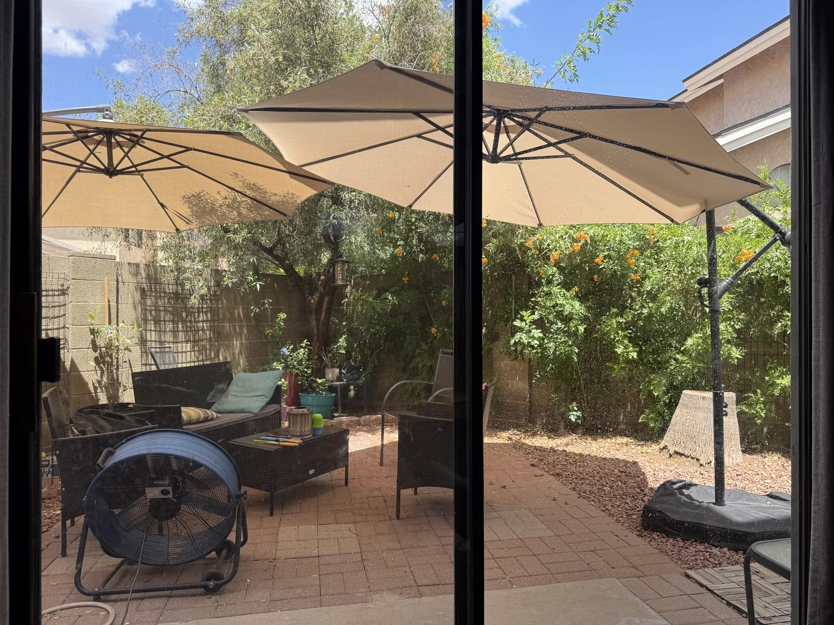 wikiwiki 10ft Patio Umbrella with Base Included, Outdoor Offset Cantilever Umbrella with Sandbag Base for Backyard, Garden and Pool, Easy to Tilt and Crank customer photo 1