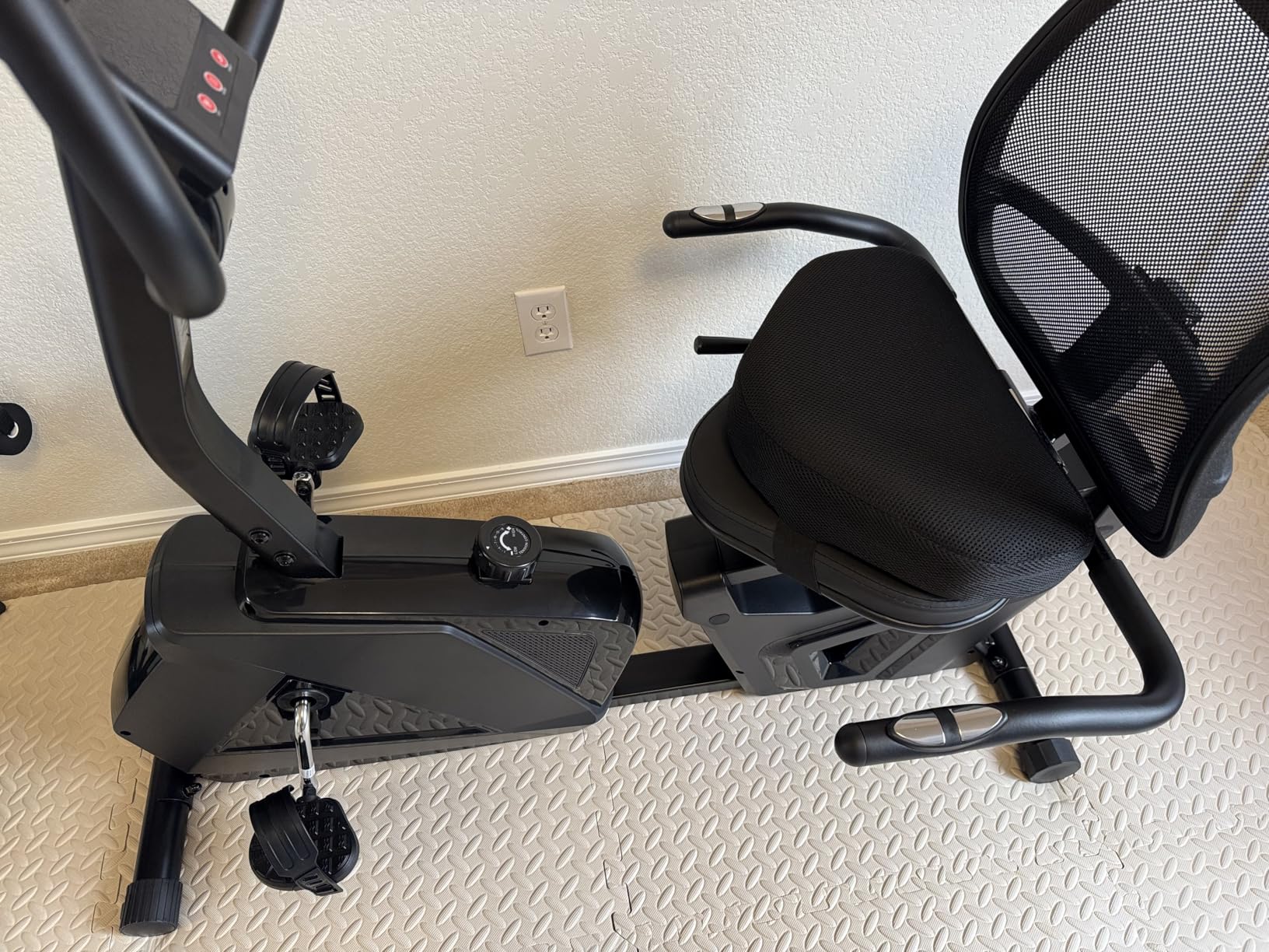 CURSOR FITNESS Recumbent Exercise Bike, Quiet Recumbent Stationary Bike for Adults & Seniors, Magnetic Stationary Bike with 16-Level Resistance, Supports 350LB, Heart Rate Handle & LCD Display customer photo 2