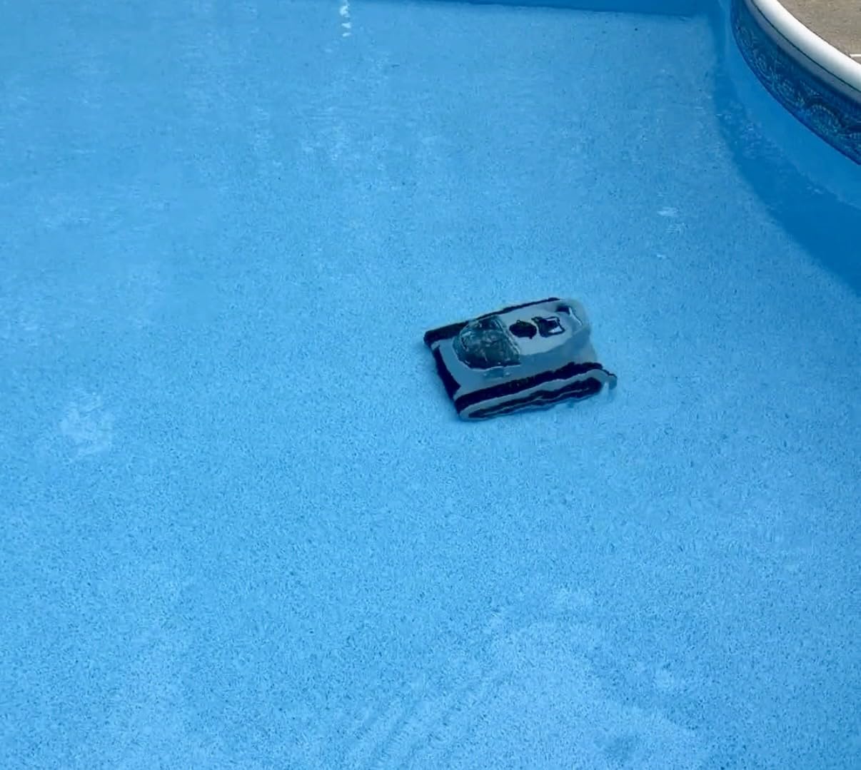 Pool Vacuum for Inground Pools & Above Ground Pool, Cordless Robotic Pool Cleaner with 180W Brushless Motor, 3-Hour Runtime, Wall-Climbing Pool Robot Scrubber for Pools up to 2150 Sq.Ft. customer photo 2