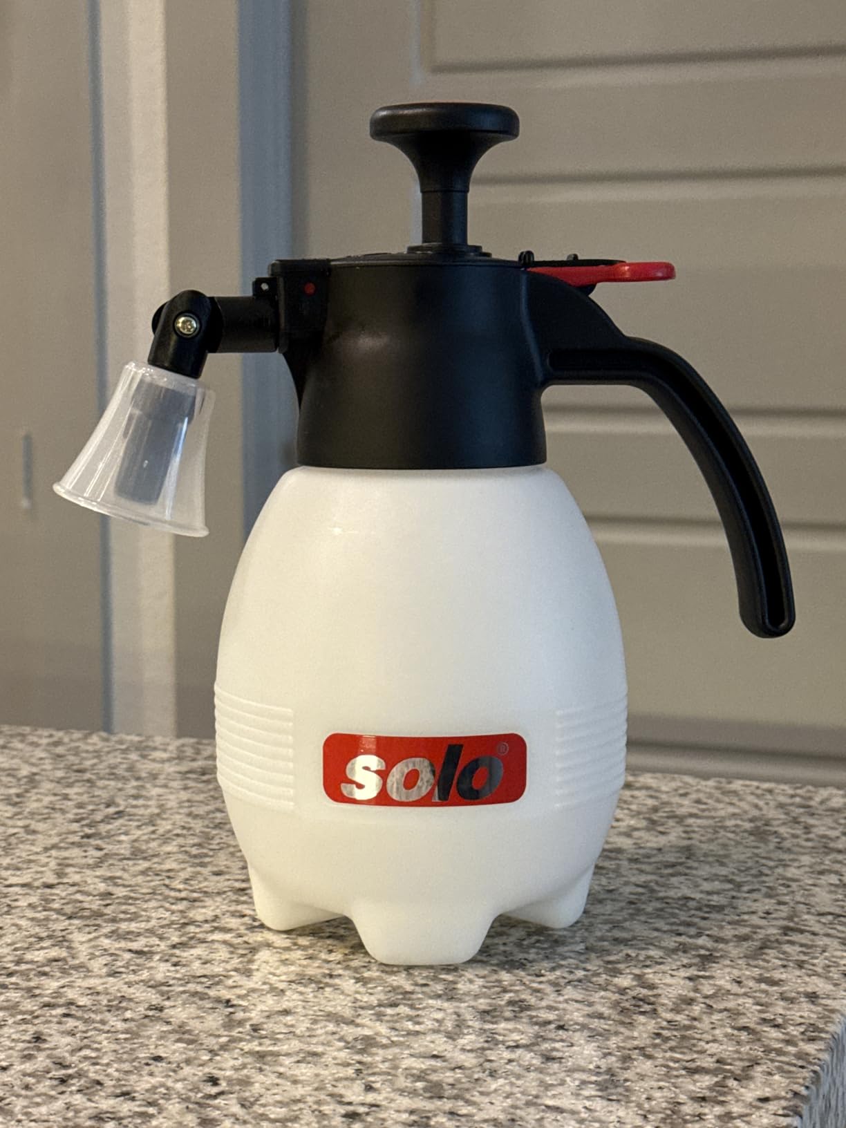 SOLO 418 One-Hand Pressure Sprayer, 1-Liter, Ergonomic Grip for Gardening, Fertilizing, Cleaning & General Use Spraying customer photo 1