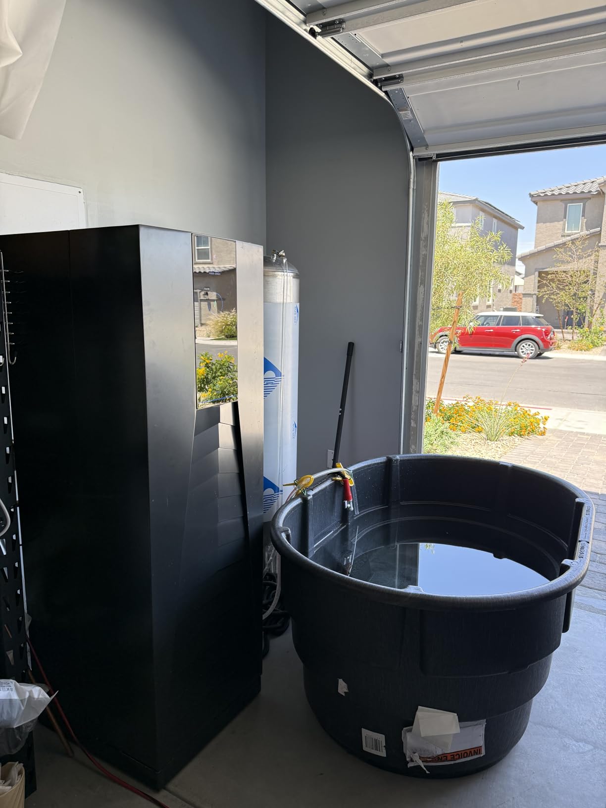 Rubbermaid Commercial Products Stock Tank, 50-Gallons, Structural Foam, Heavy Duty Container, for Livestock/Animal/Cattle Feed & Water, Outdoor Homemade Pool/Hot Tub/Bathtub, & Pet Cleaning/Dog Wash customer photo 2