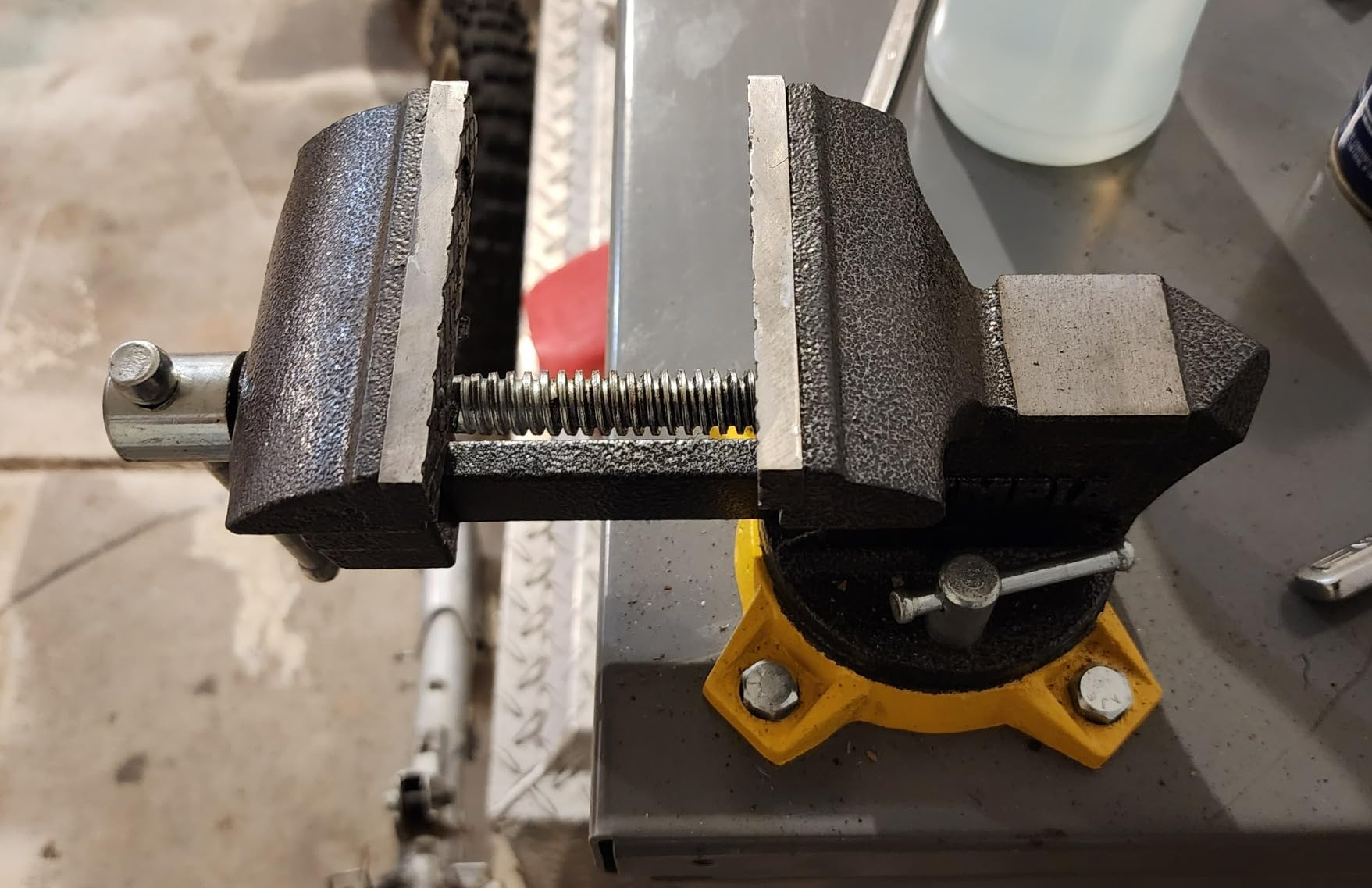 Olympia Tools 38-604 Bench Vise, Workshop Series, 4-Inch, gray customer photo 2