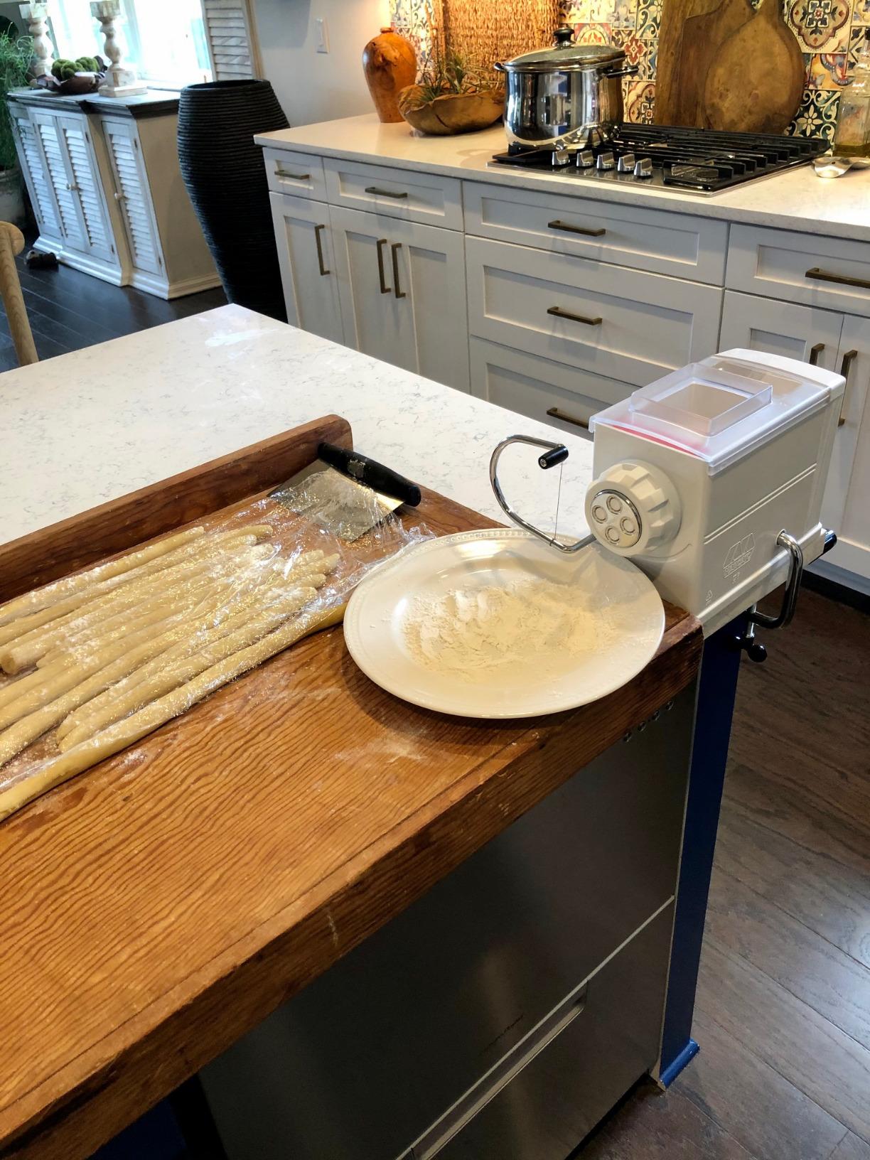 MARCATO Made in Italy Regina Extruder Pasta Machine, White. Makes Bucatini, Fusilli, Maccheroni, Maccheroncini, Rigatoni customer photo 1
