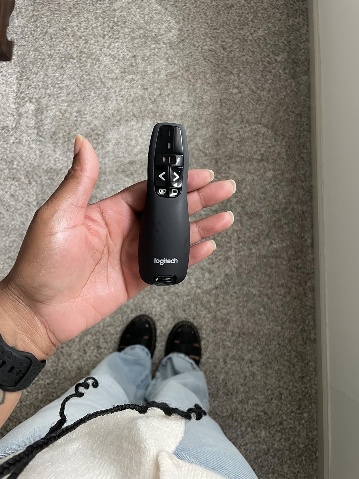Logitech Wireless Presenter R800, PowerPoint Clicker with Green Laser Pointer, Wireless Presentation Clicker Remote customer photo 1