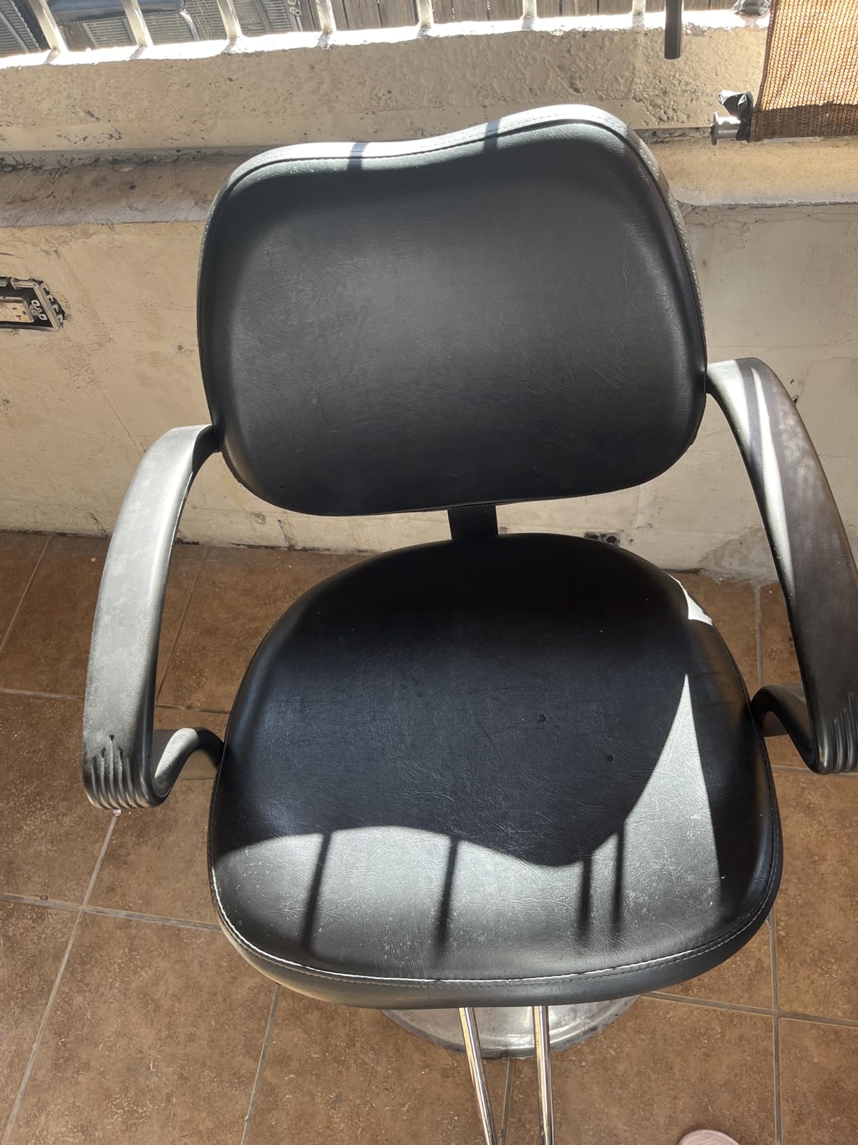 BestMassage | Barber Chair | Hydraulic Styling Chair | PU Leather | Adjustable Height | Footrest | Anti-Slip Chrome Base | Heavy-Duty Steel Frame | Black | for Hair Stylists & Home Use customer photo 1
