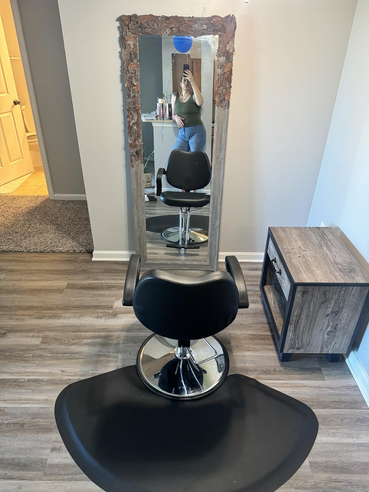 BestMassage | Barber Chair | Hydraulic Styling Chair | PU Leather | Adjustable Height | Footrest | Anti-Slip Chrome Base | Heavy-Duty Steel Frame | Black | for Hair Stylists & Home Use customer photo 2