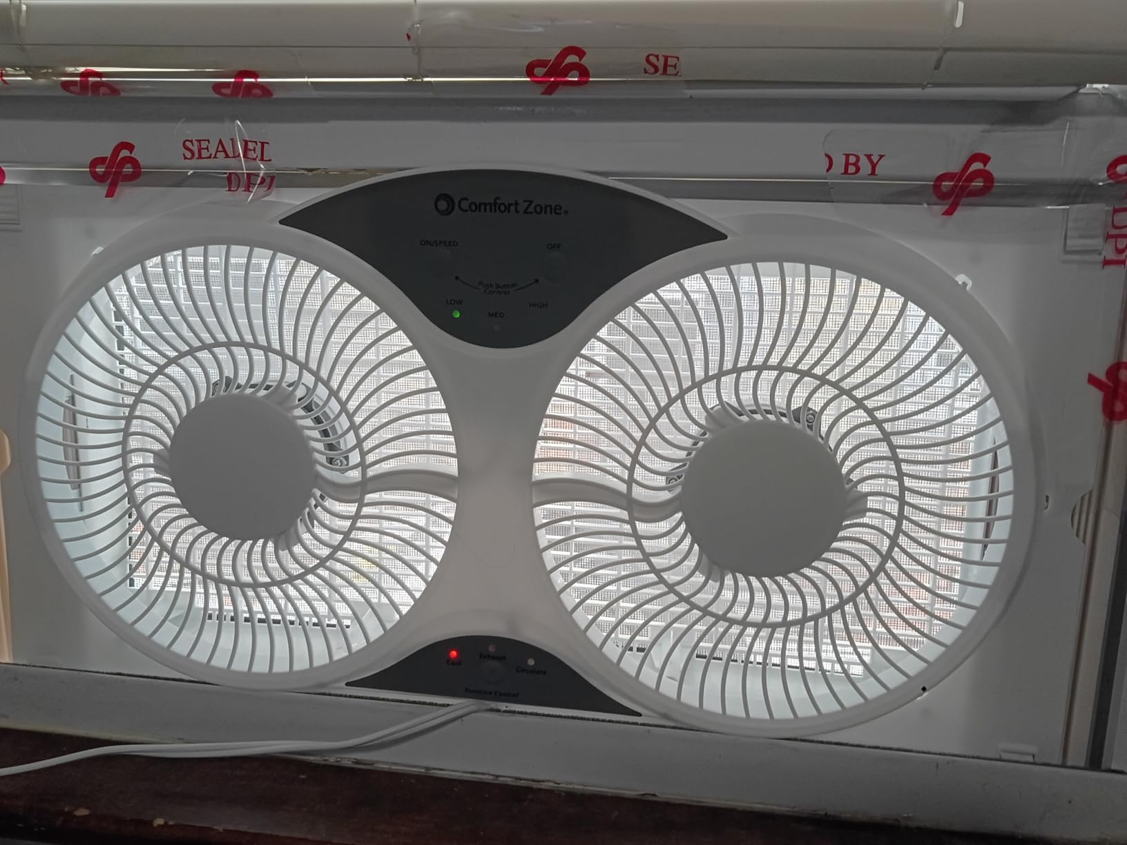 Comfort Zone Window Fan for Bedroom, 9 inch 3 Speed Dual Fans with Auto-Locking Expanders, 3 Modes (Cool, Circulate, Exhaust), Remote Control, Fabric Cover plus Bug Screen, White customer photo 1