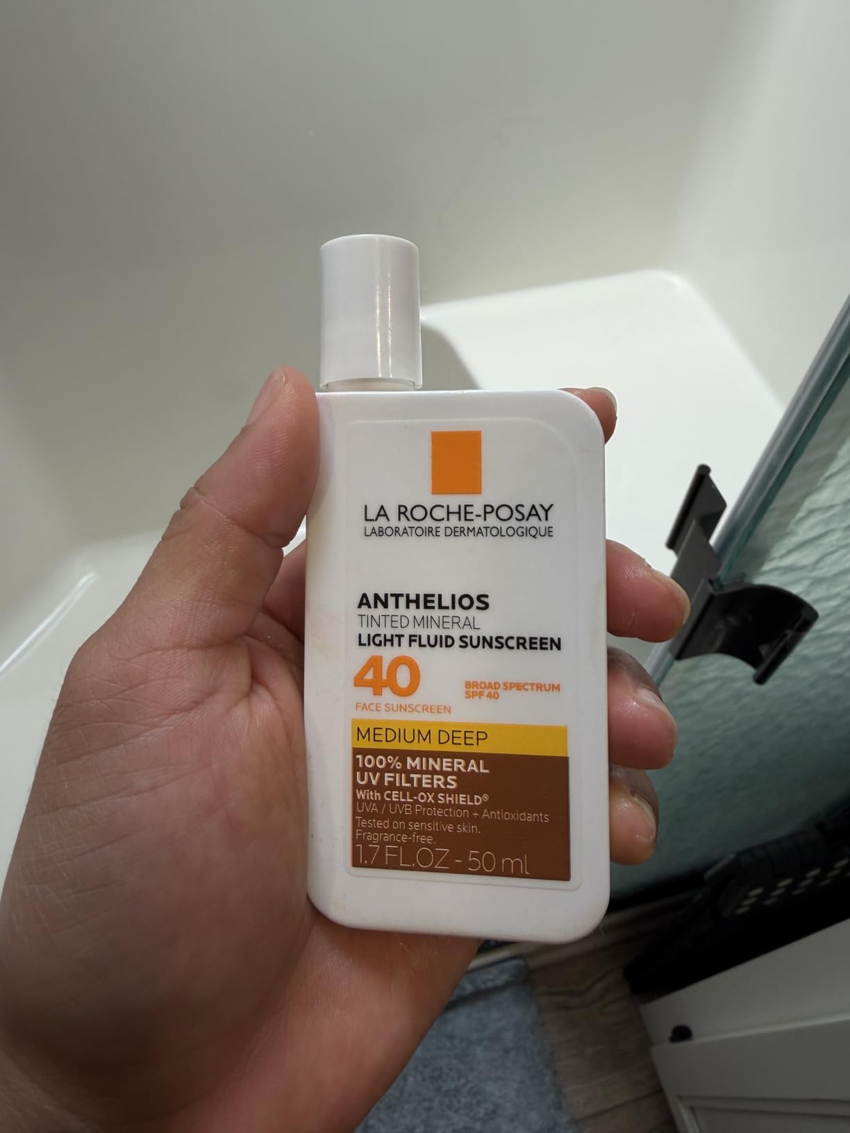 La Roche-Posay Anthelios Sunscreen SPF 40, Ultra-Light Fluid Broad Spectrum SPF 40, Face Sunscreen with Titanium Dioxide Mineral, Lightweight & Fast-Absorbing, Oil-Free, Matte Finish customer photo 1