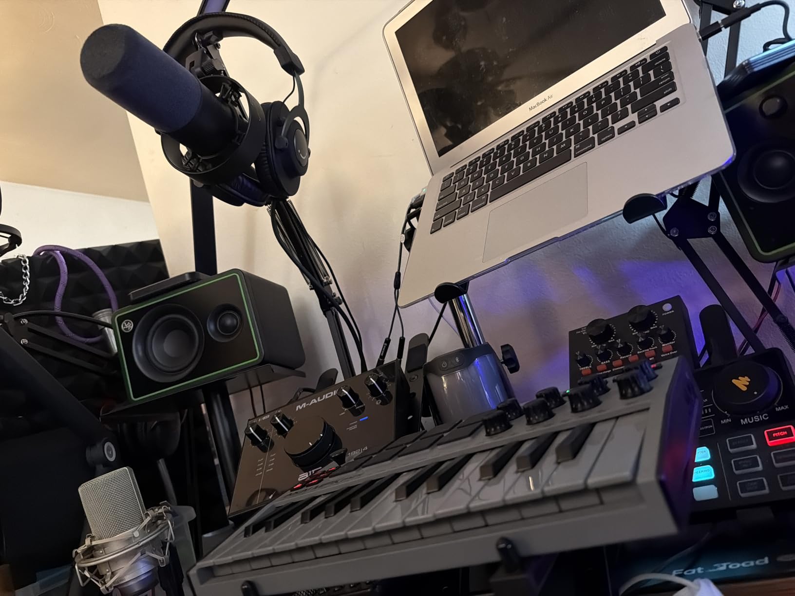 Fat Toad Double DJ Laptop Stand (Table-Top PRO Edition) - 2 Tier Portable PC Computer Equipment Rack with Support Mounts for Music Studio Mixers, Controllers, Monitors & Disc Jockey Booth Gear customer photo 2