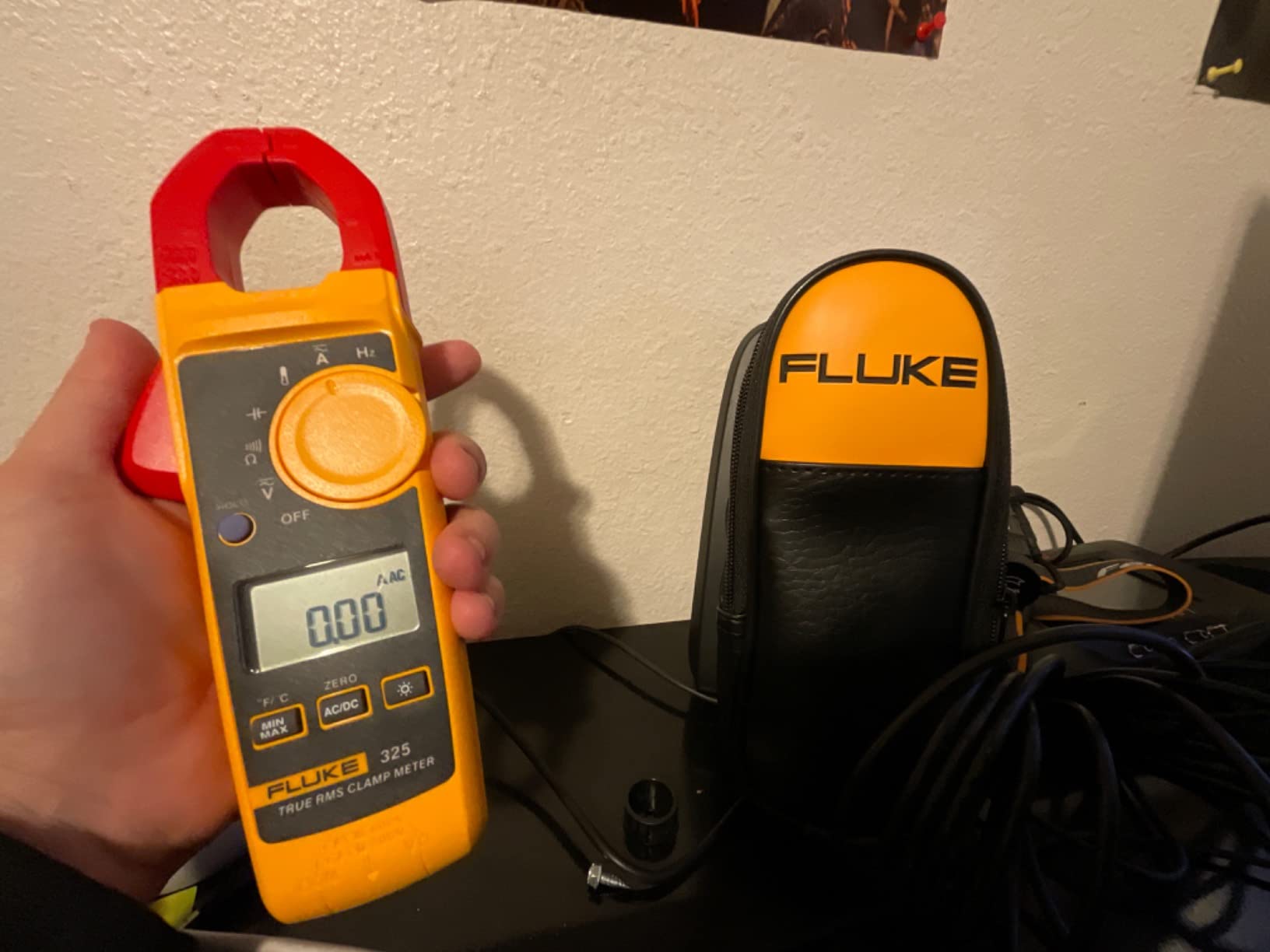 Fluke 325 True-RMS Clamp Meter with Frequency, Temperature & Capacitance Measurements | Frequency Measurements, Temperature Measurements, Capacitance Measurements customer photo 1