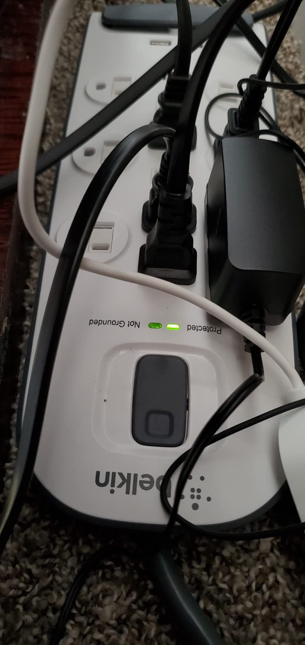 Belkin USB Power Strip Surge Protector - 12 AC Multiple Outlets & 2 USB Ports - 6 ft Long Flat Plug Extension Cord for Home, Office, Travel, Computer Desktop & Charging Brick - White (3,996 Joules) customer photo 1