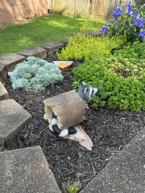 Design Toscano Bandit the Raccoon Indoor/Outdoor Garden Animal Statue, 10 Inch Long, Cast Stone Resin, Full Color Finish customer photo 2