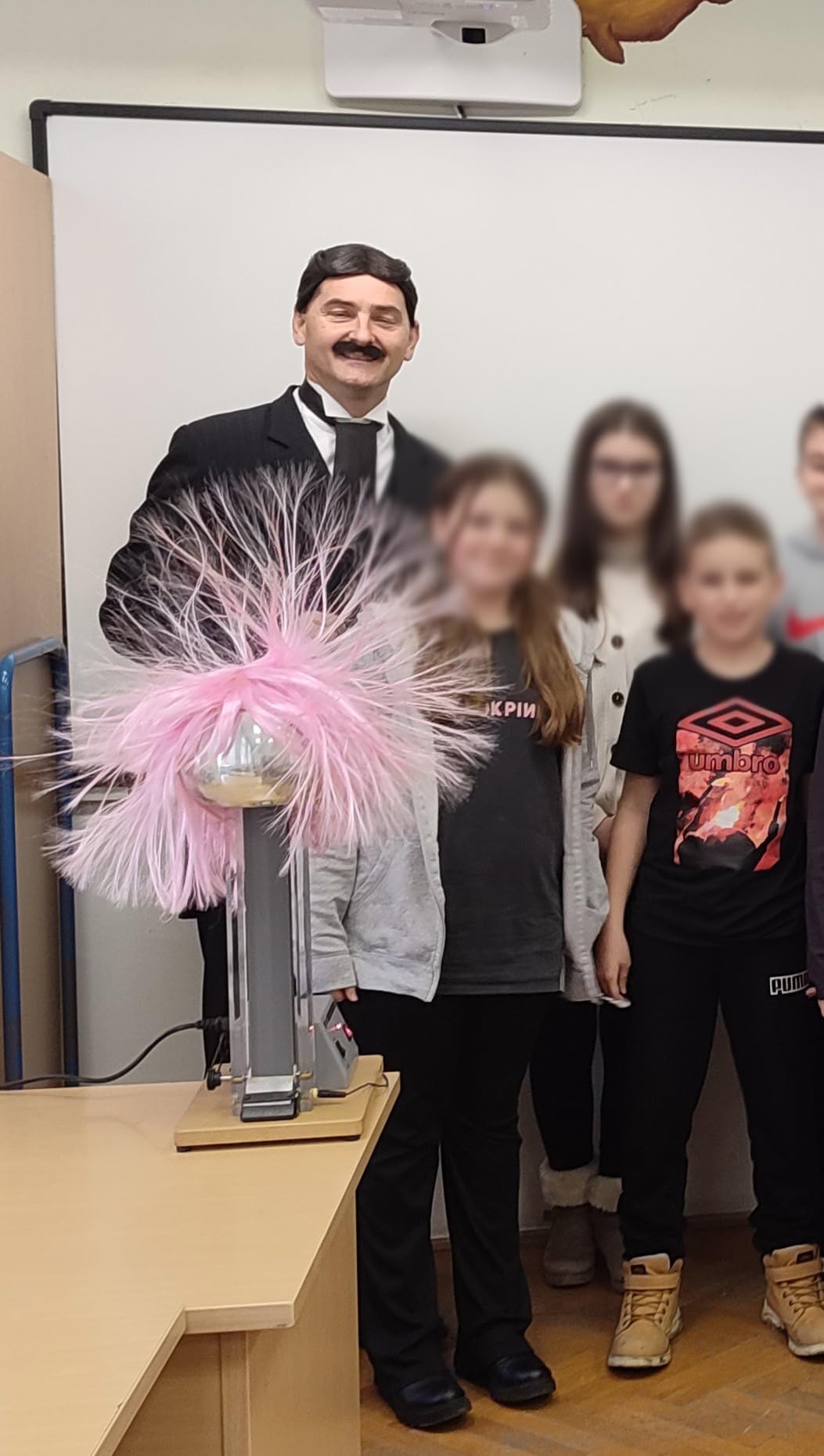 EISCO Van De Graaff Generator, Motor Driven - 120/240V, 50/60Hz - Includes Assembled Base with DC Motor, Power Cord, Discharge Wand, & Accessories - 22