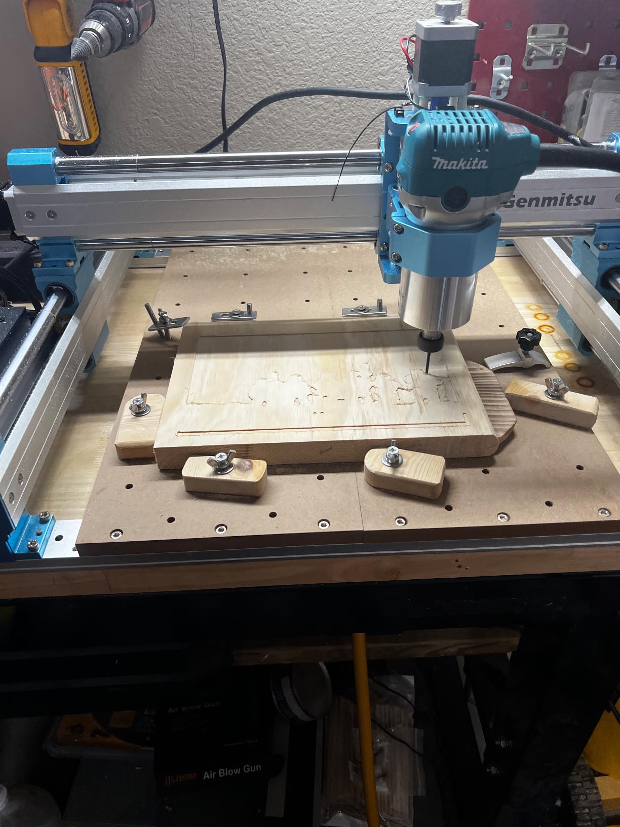 Makita RT0701C 1-1/4 HP Compact Router, Fixed Base customer photo 1