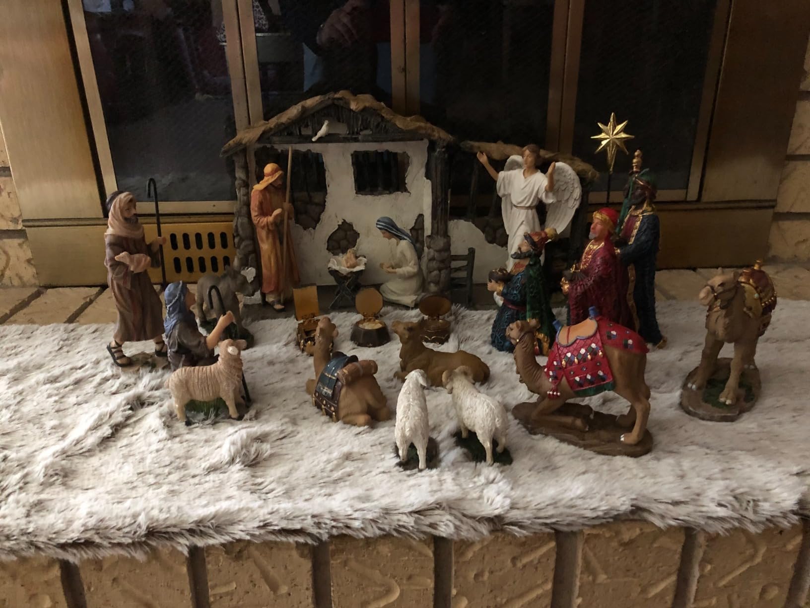 Three Kings Gifts Deluxe Edition 16-Piece Real Gold Nativity Scene Set with Lighted Stable, 10-Inch Scale Polystone Holy Family, Magi Wise Men, Angel, Shepherds, and Animals Collection customer photo 1