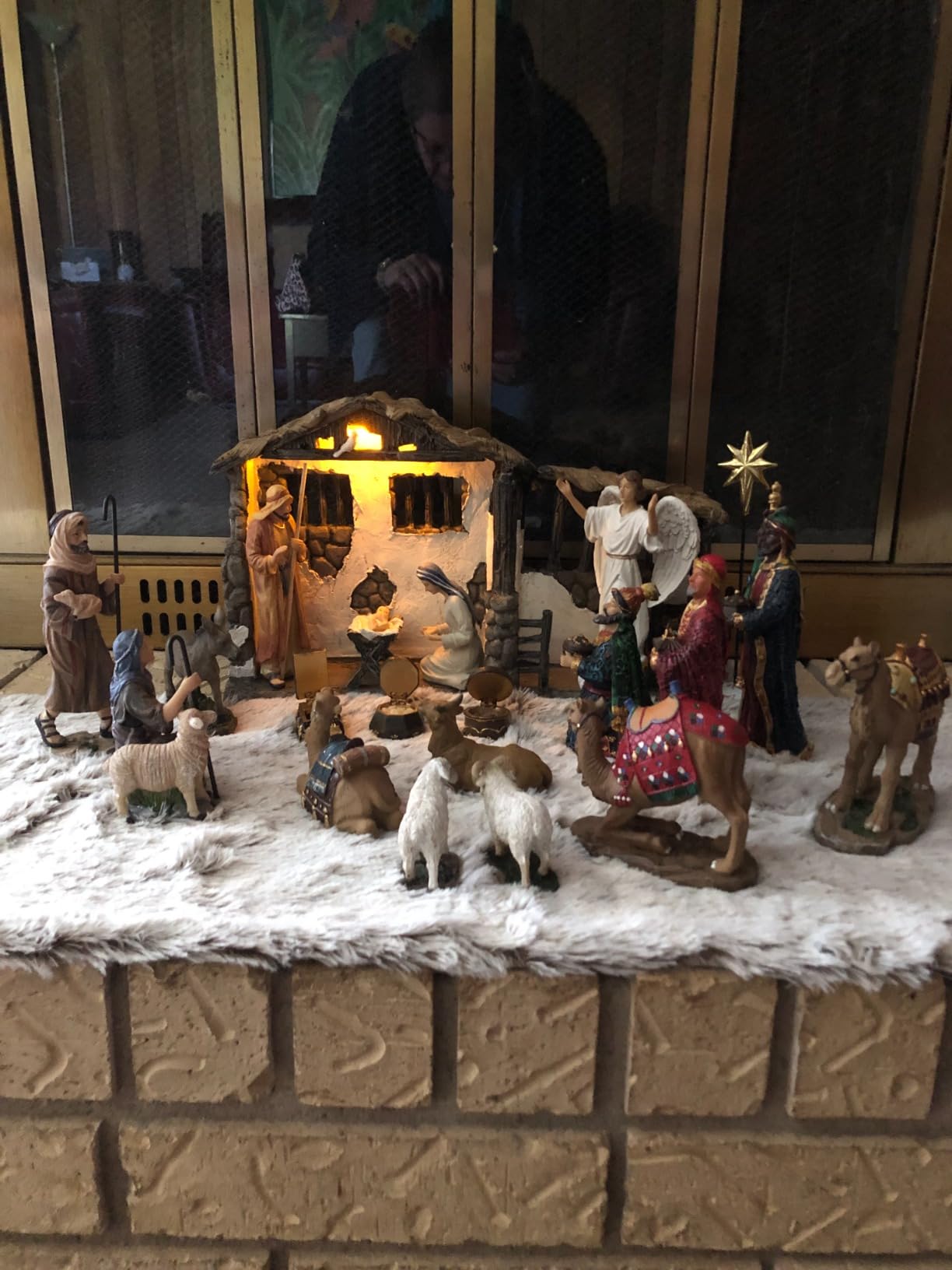 Three Kings Gifts Deluxe Edition 16-Piece Real Gold Nativity Scene Set with Lighted Stable, 10-Inch Scale Polystone Holy Family, Magi Wise Men, Angel, Shepherds, and Animals Collection customer photo 2